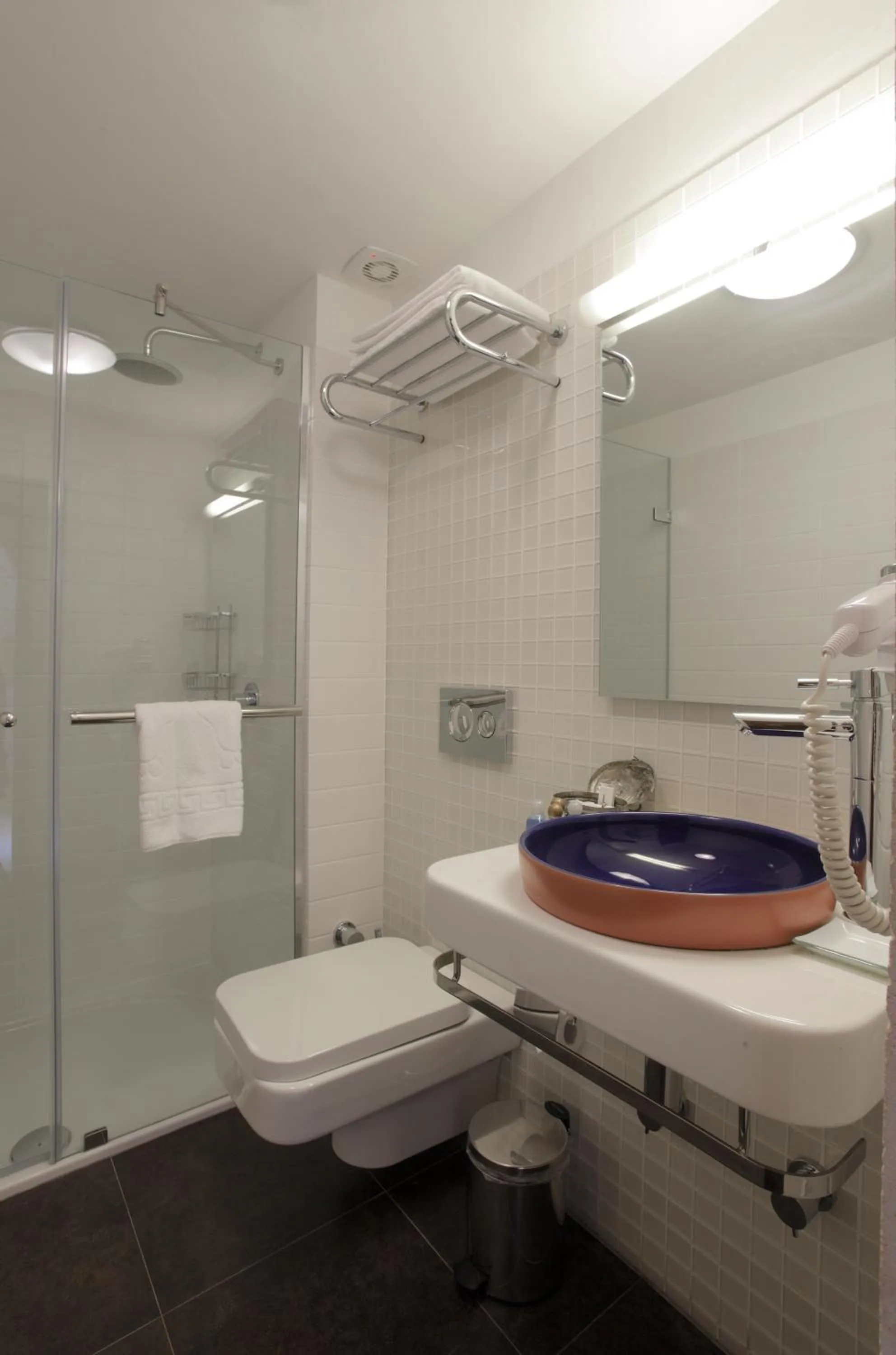 Shower in Kasr-i Nehroz Hotel