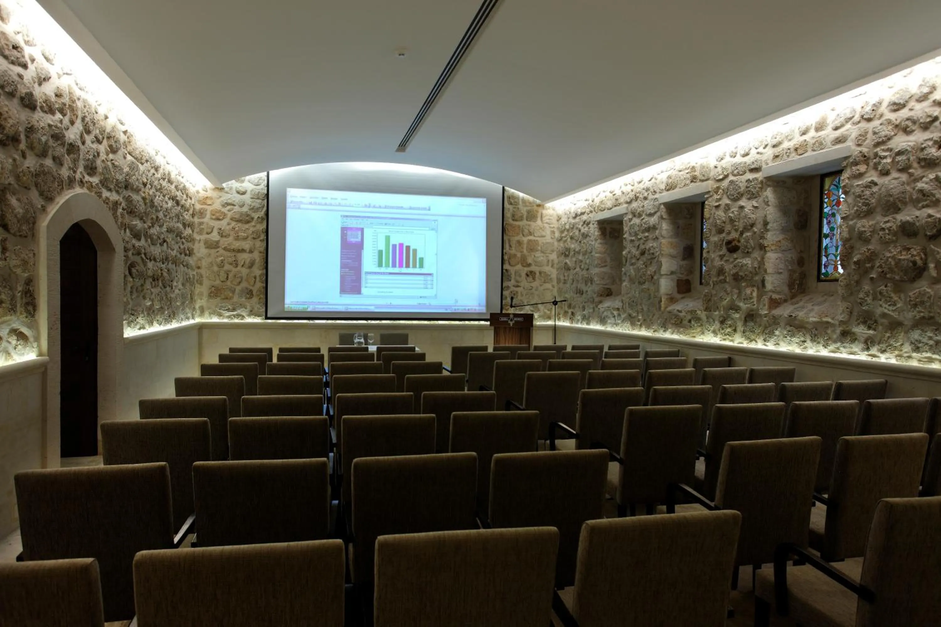 Communal lounge/ TV room in Kasr-i Nehroz Hotel