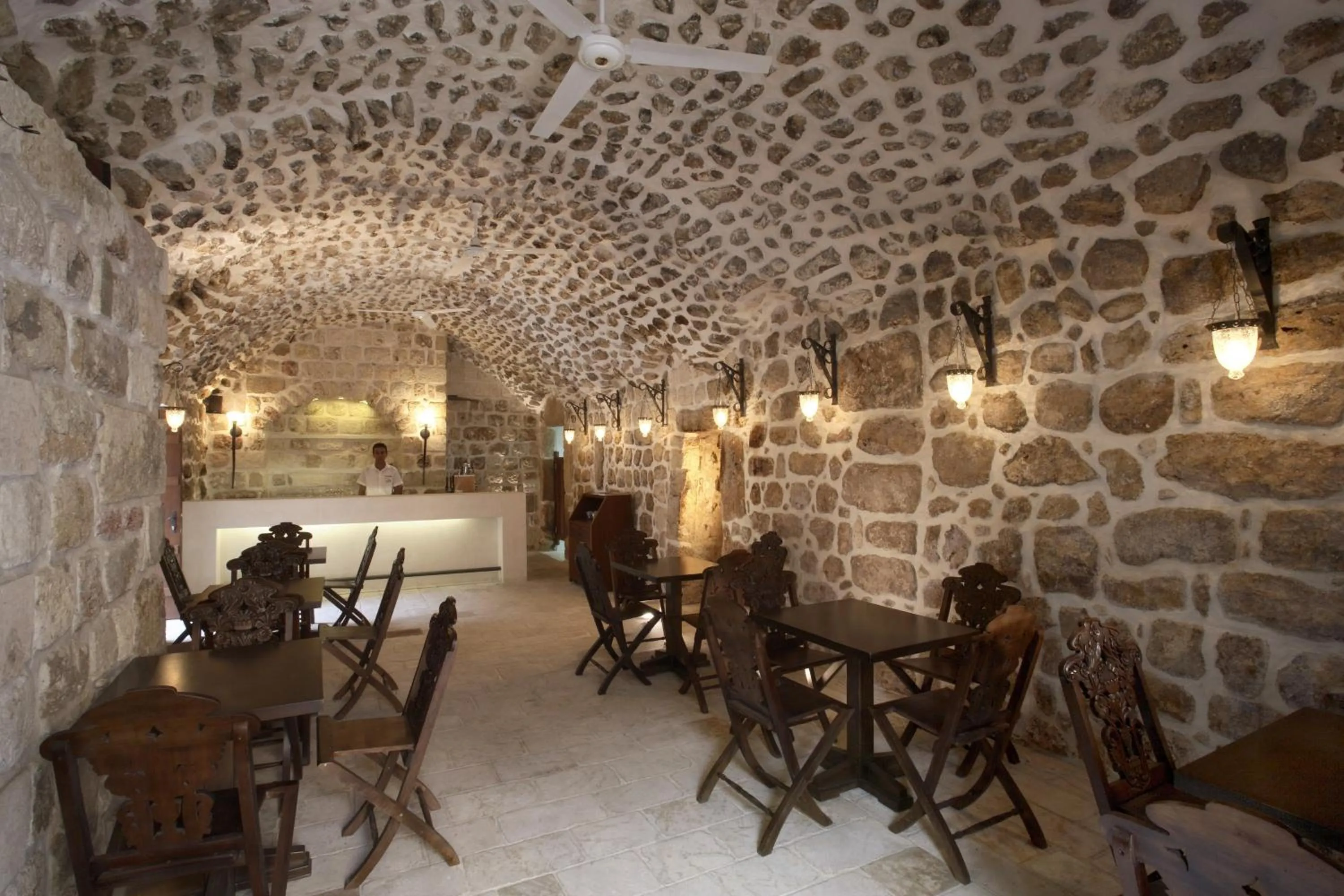 Restaurant/places to eat in Kasr-i Nehroz Hotel