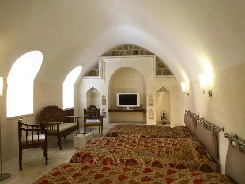 TV and multimedia in Kasr-i Nehroz Hotel