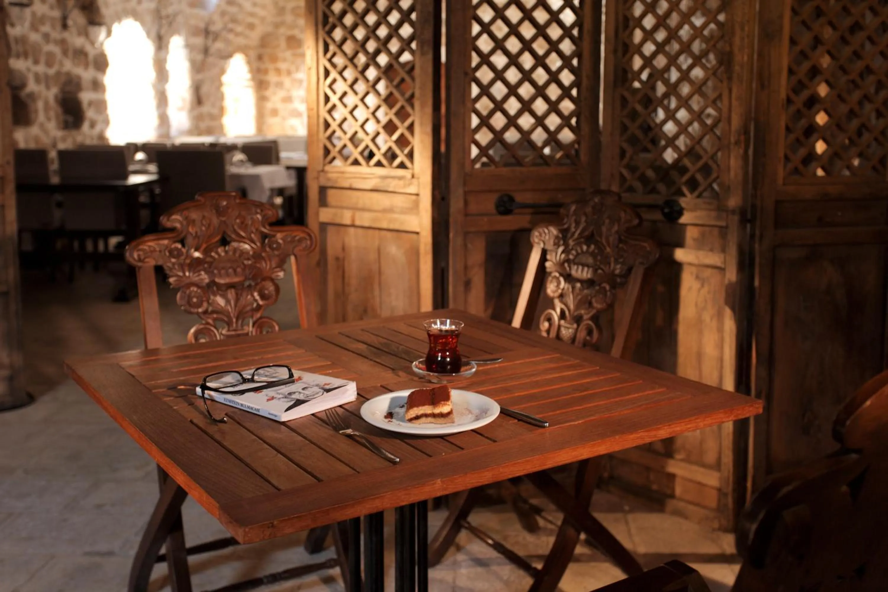 Restaurant/places to eat in Kasr-i Nehroz Hotel