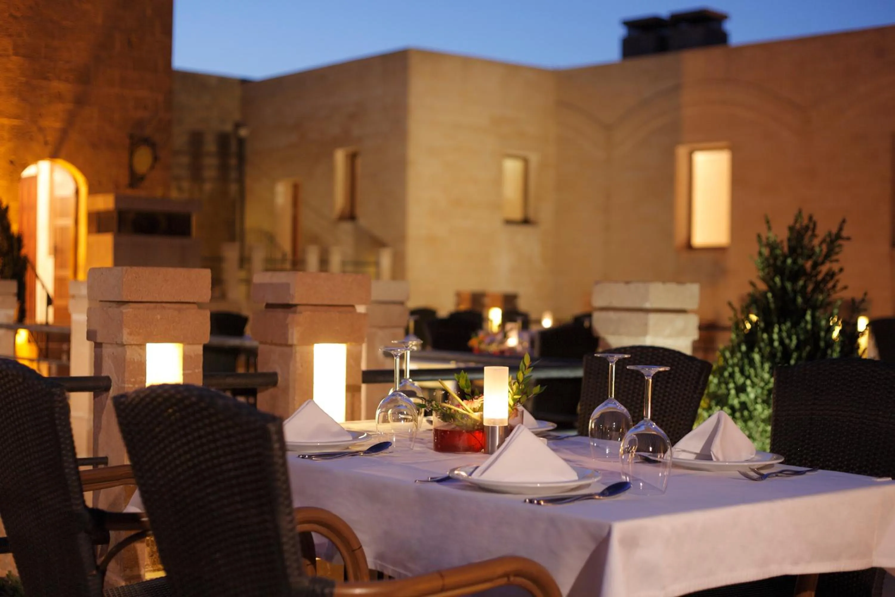 Restaurant/places to eat in Kasr-i Nehroz Hotel