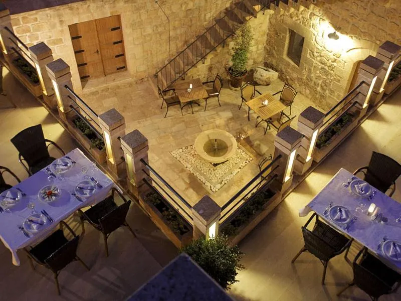 Patio in Kasr-i Nehroz Hotel