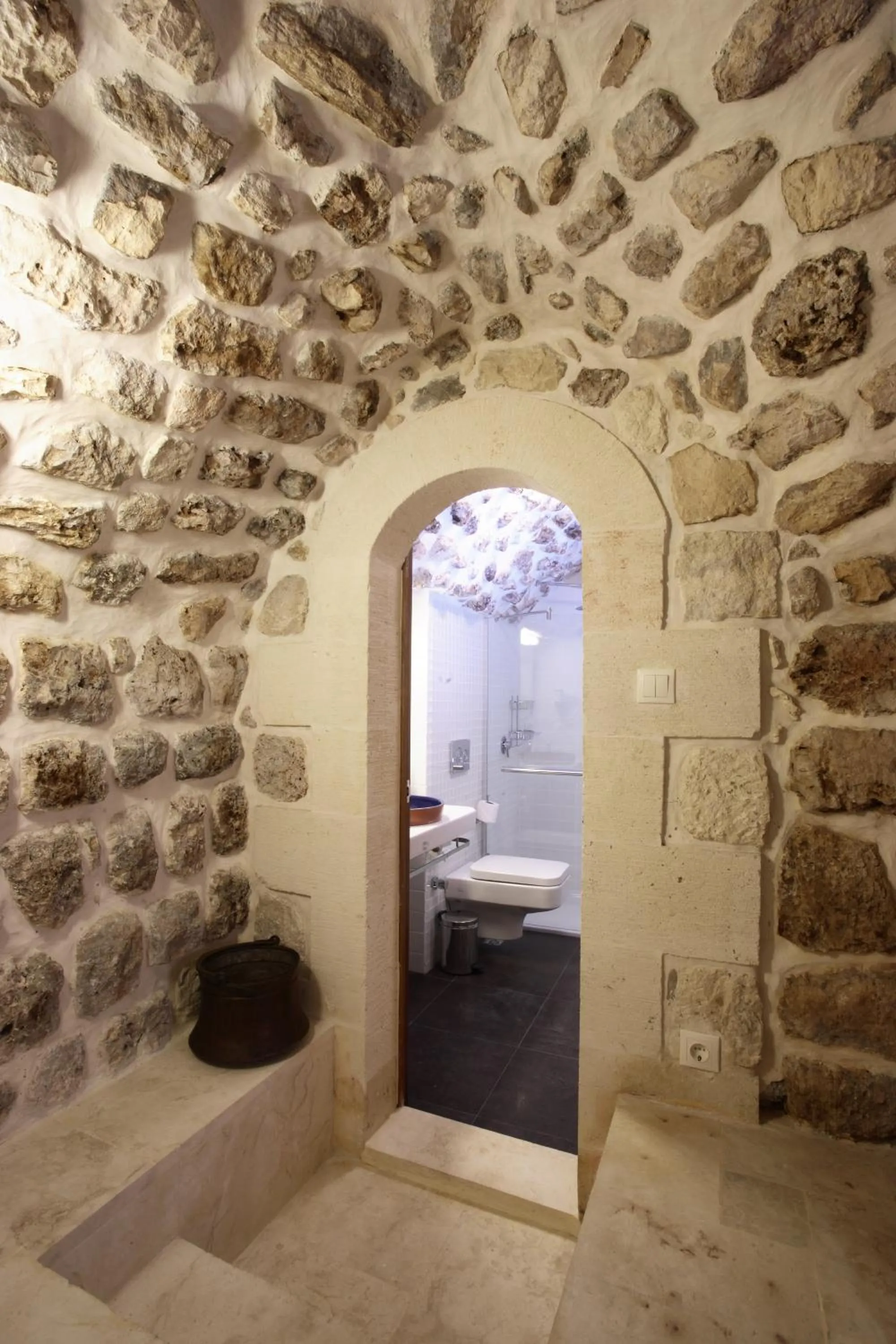 Shower in Kasr-i Nehroz Hotel