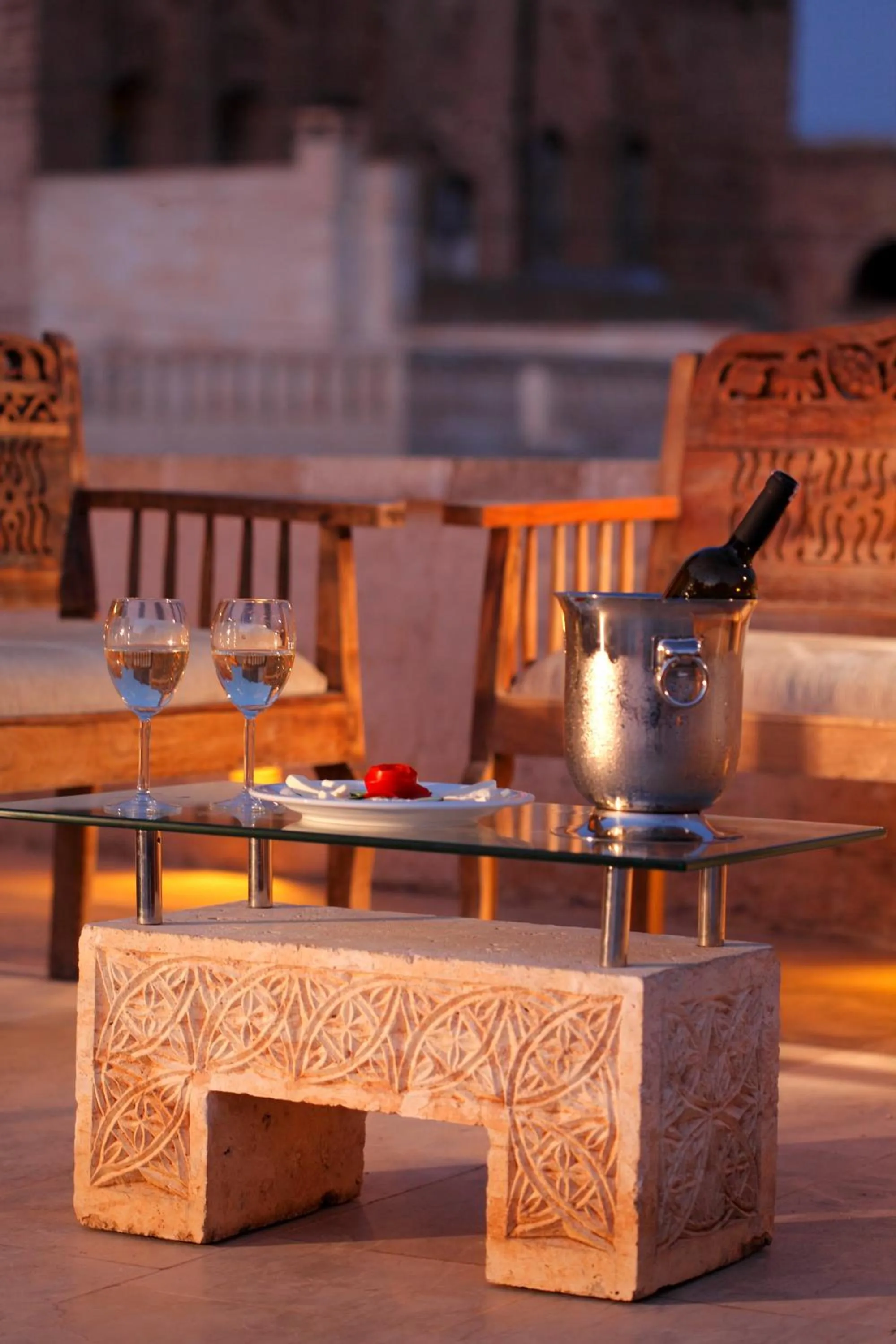 Restaurant/places to eat in Kasr-i Nehroz Hotel