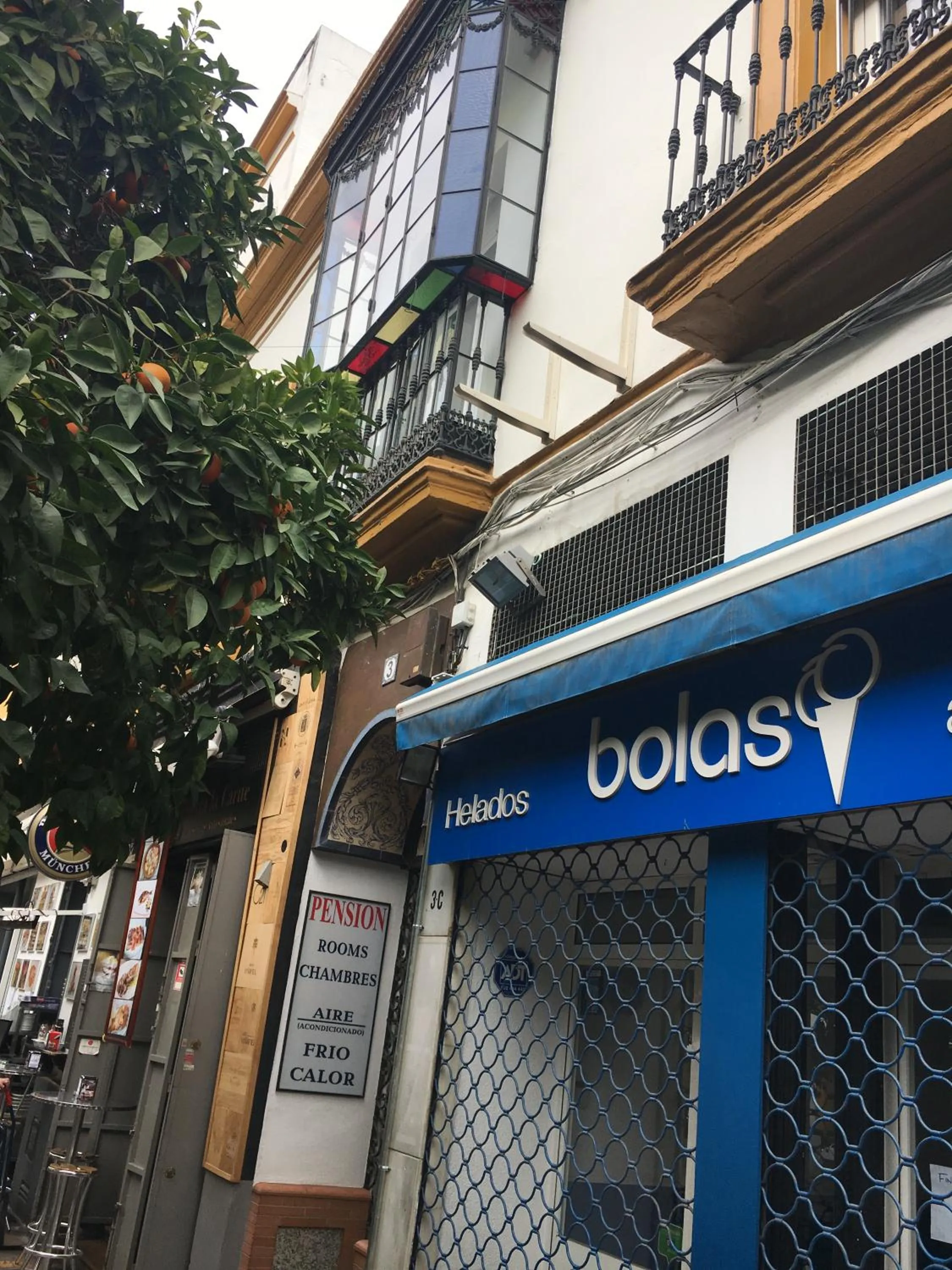 Property building in Pensión Dulces Sueños