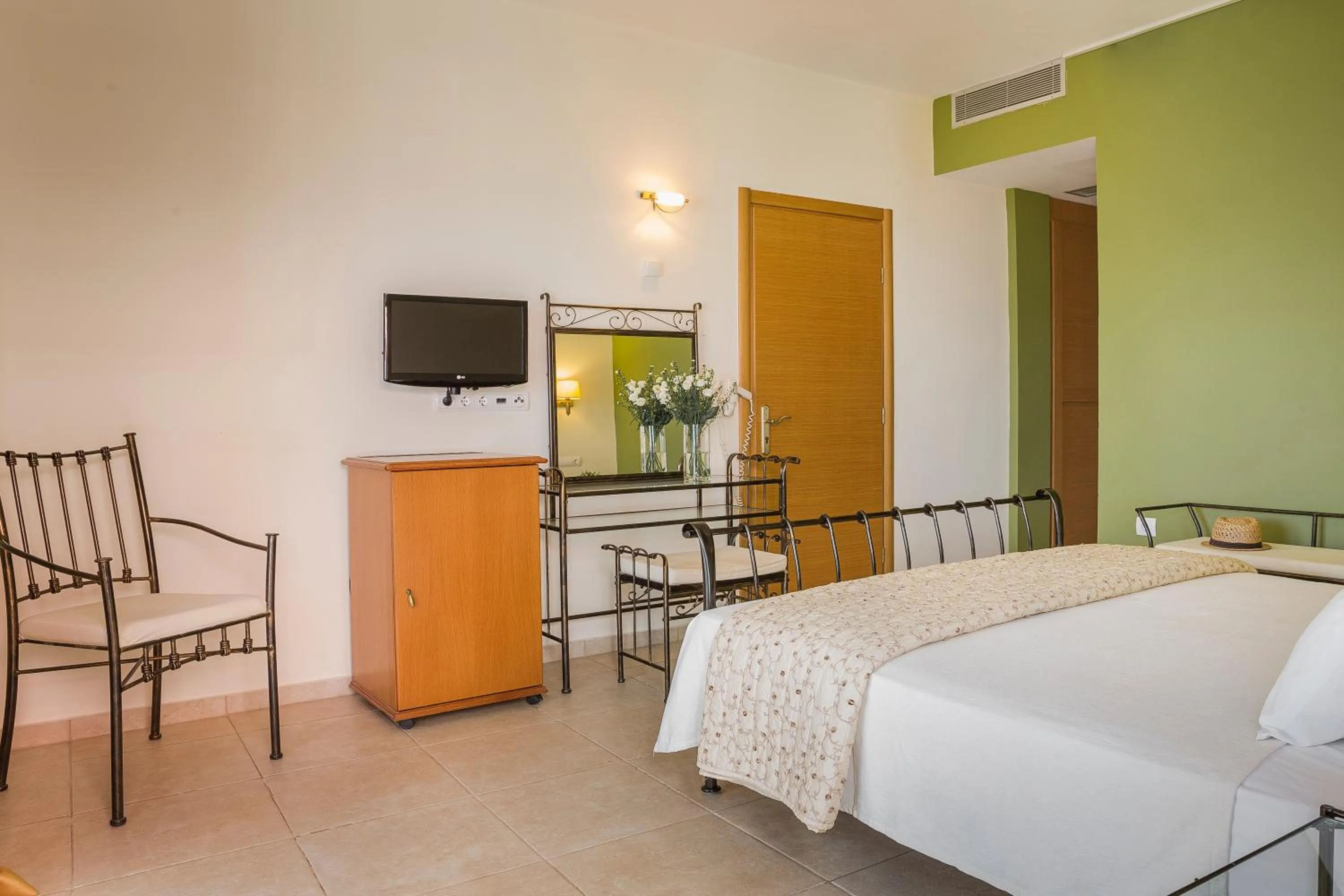 Photo of the whole room, Bed in Kefalonia Bay Palace