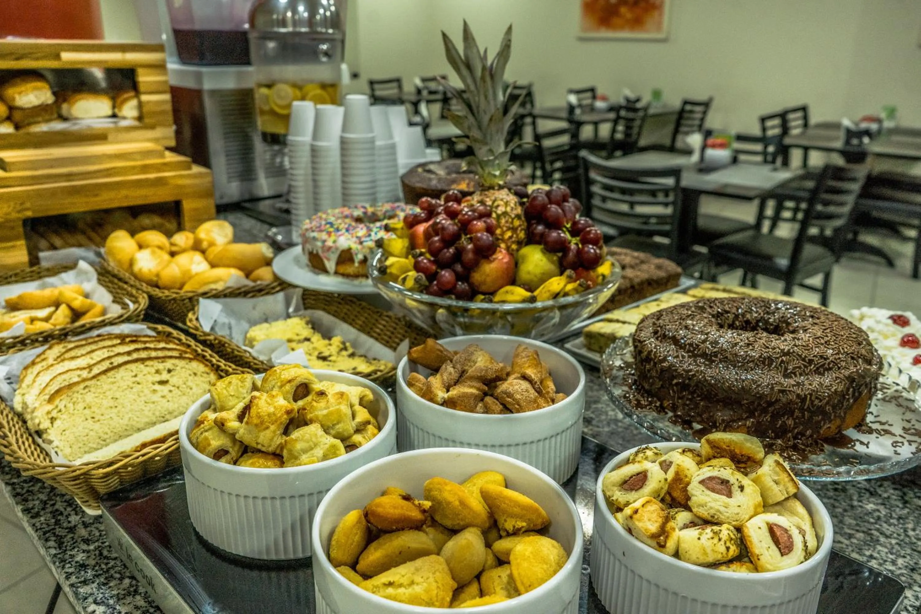Buffet breakfast in Hotel Nacional Inn Porto Alegre - by Nacional Inn - Próximo à Arena do Grêmio, Parque Harmonia e Réveillon na Orla do Guaíba