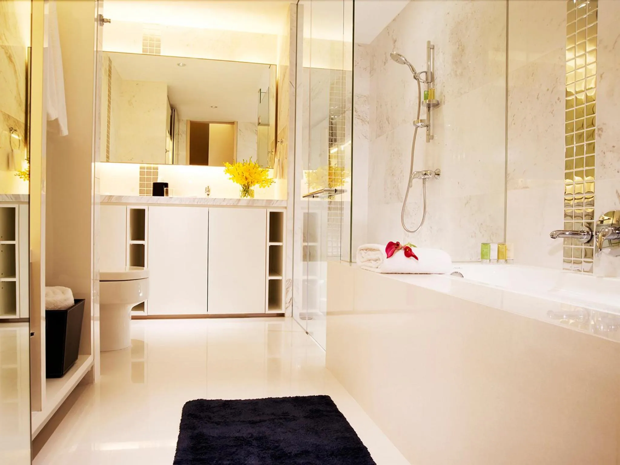 Shower in Grand Copthorne Waterfront