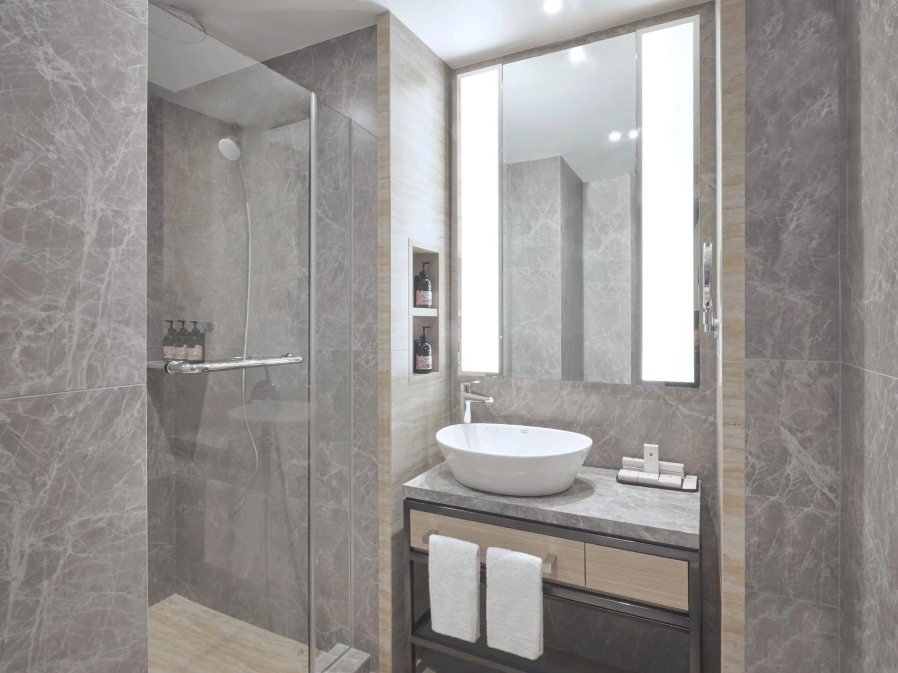 Shower in Grand Copthorne Waterfront