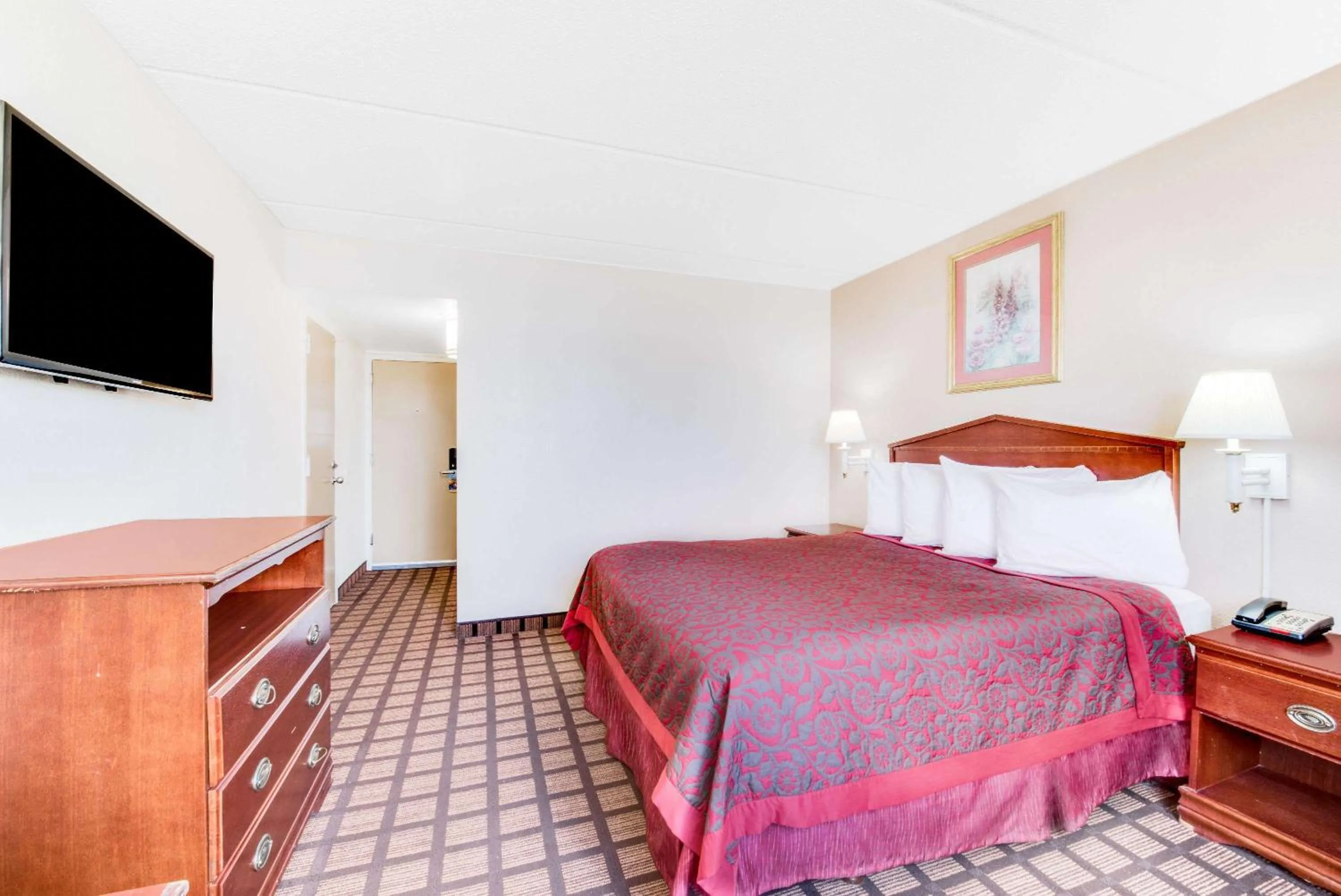 Photo of the whole room, Bed in Days Inn & Suites by Wyndham Laredo