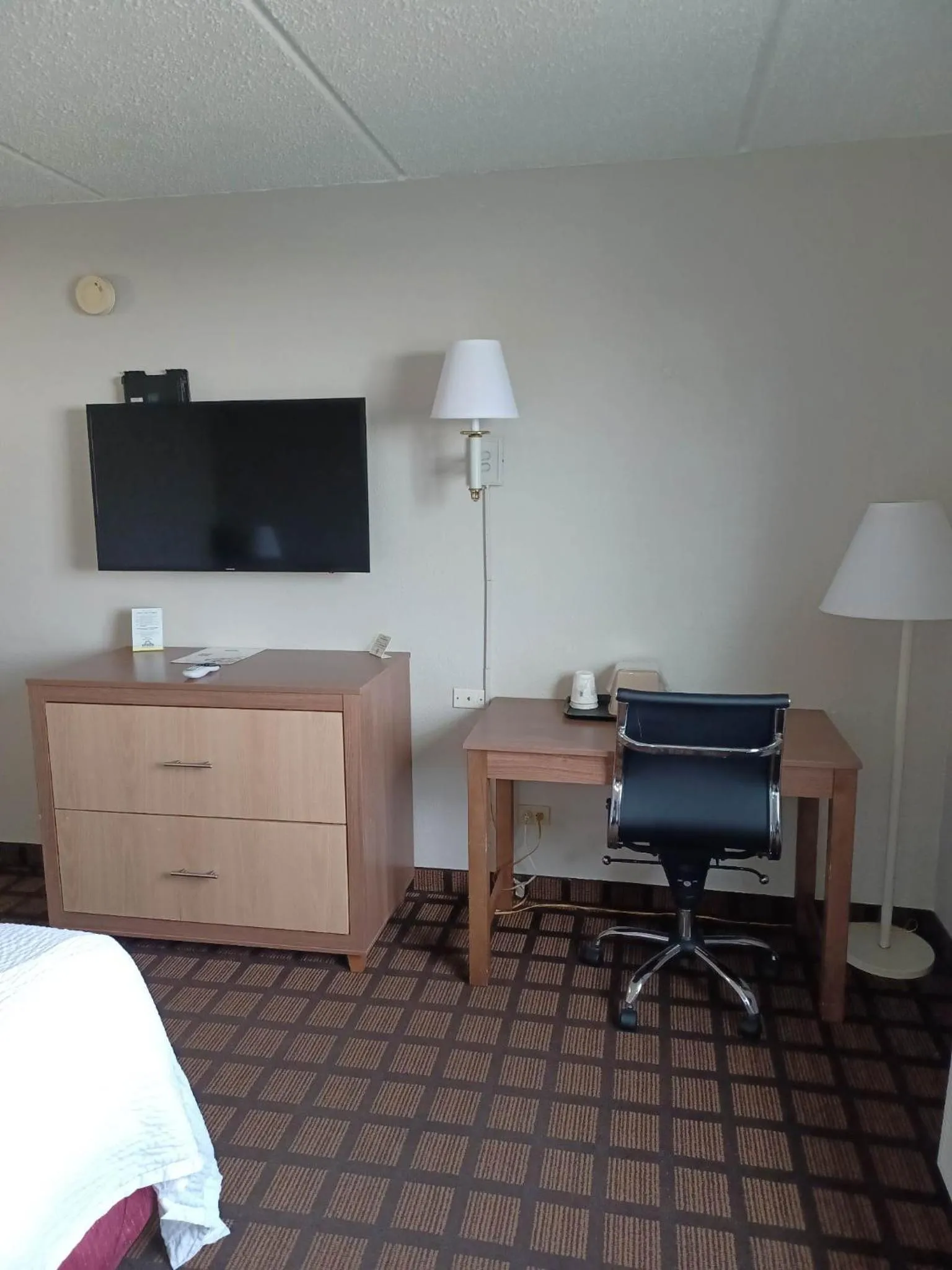 TV and multimedia, Bed in Days Inn & Suites by Wyndham Laredo