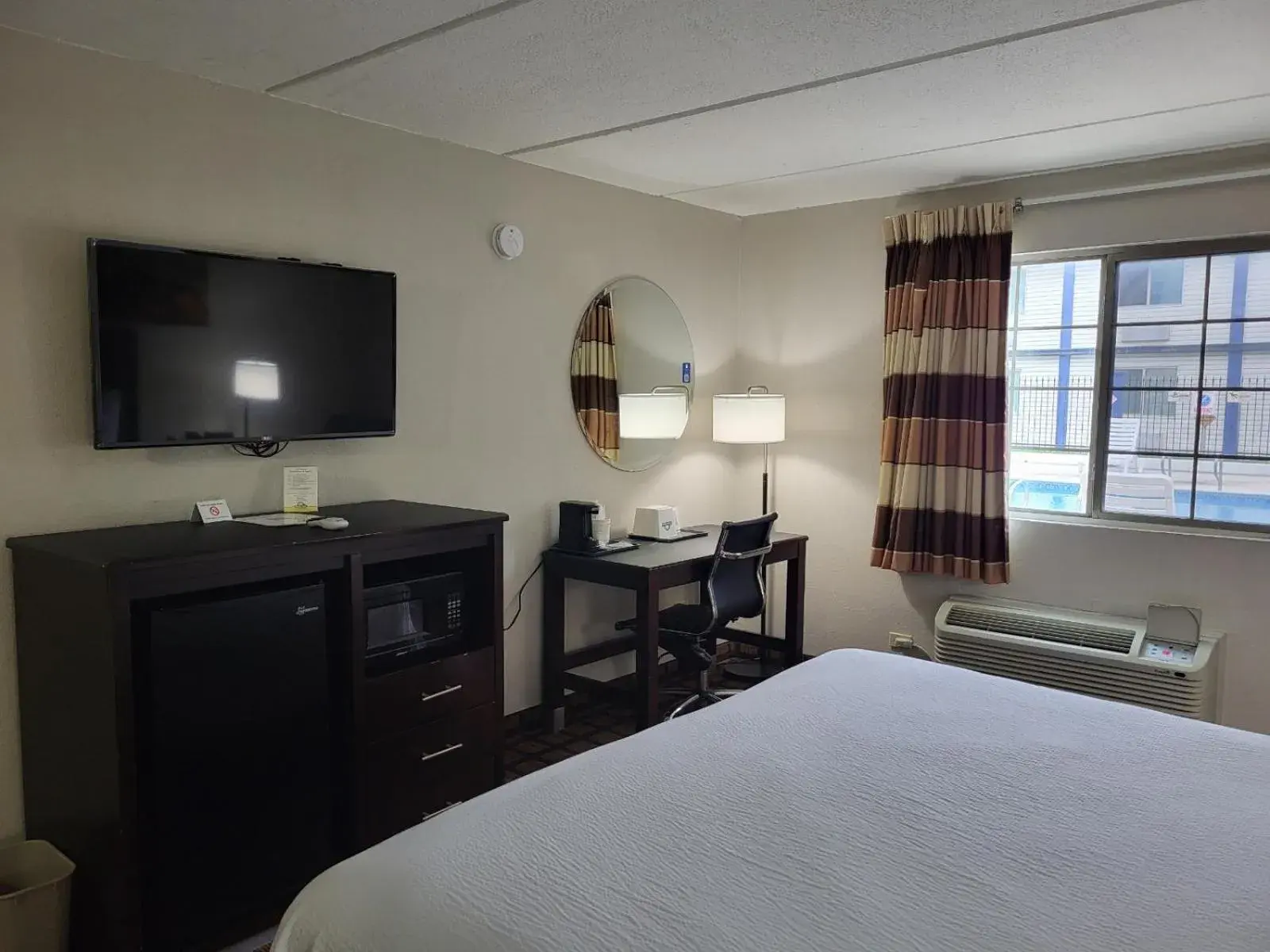 King Room with Bath Tub - Mobility/Hearing Accessible - Non-Smoking in Days Inn & Suites by Wyndham Laredo King Room with Bath Tub - Mobility/Hearing Accessible - Non-Smoking in Days Inn & Suites by Wyndham Laredo