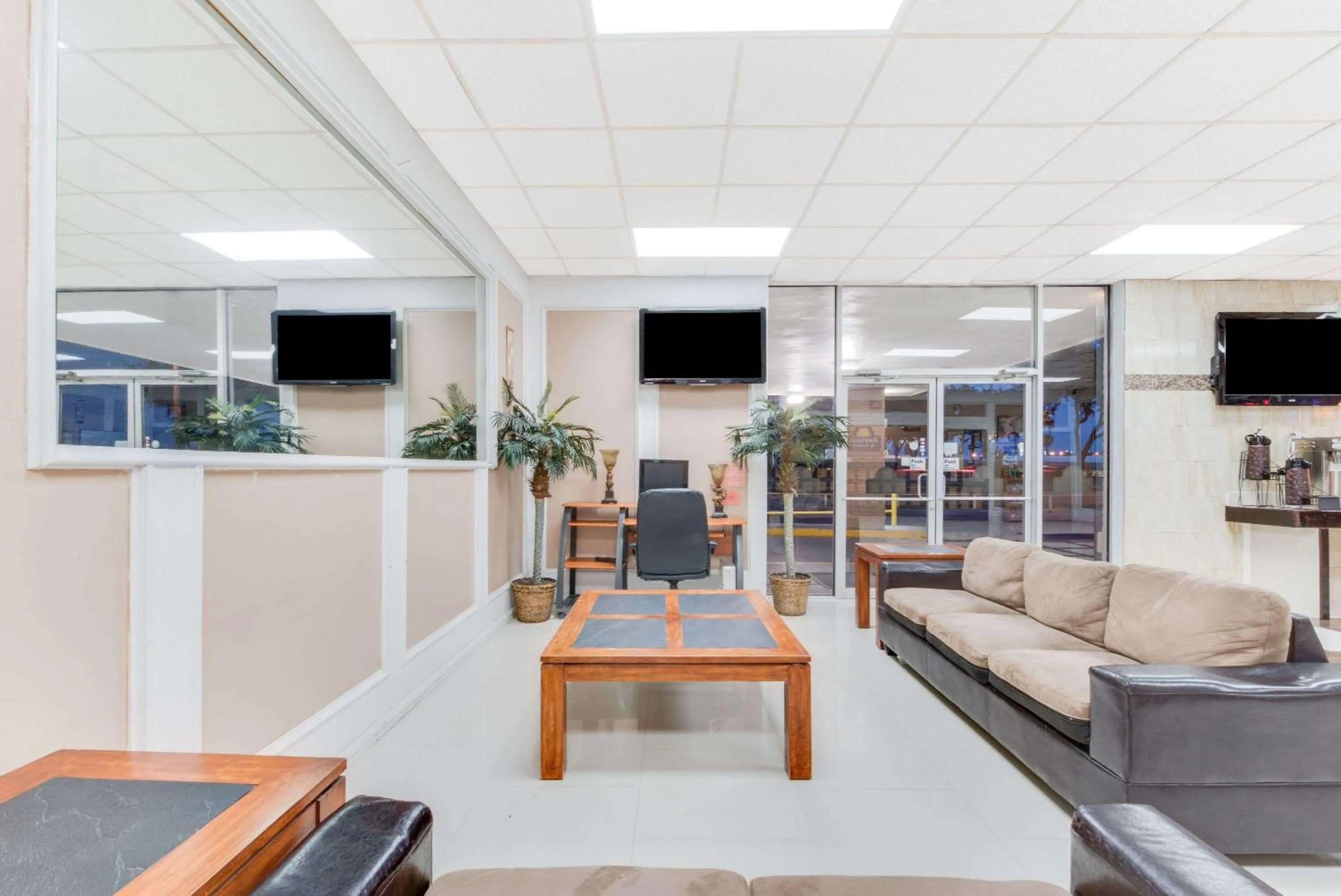 Lobby or reception in Days Inn & Suites by Wyndham Laredo