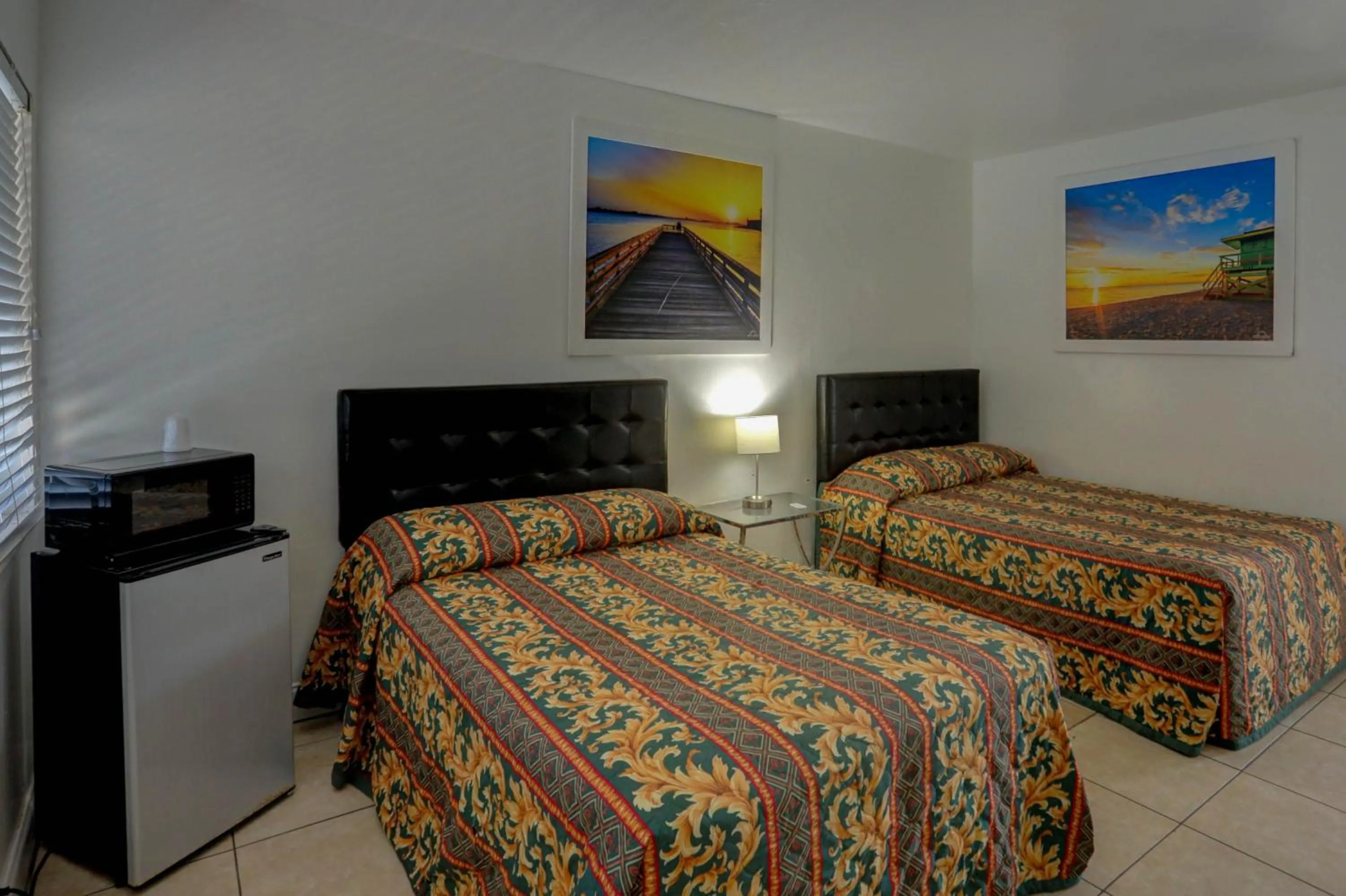 Bed in Beach and Town Motel