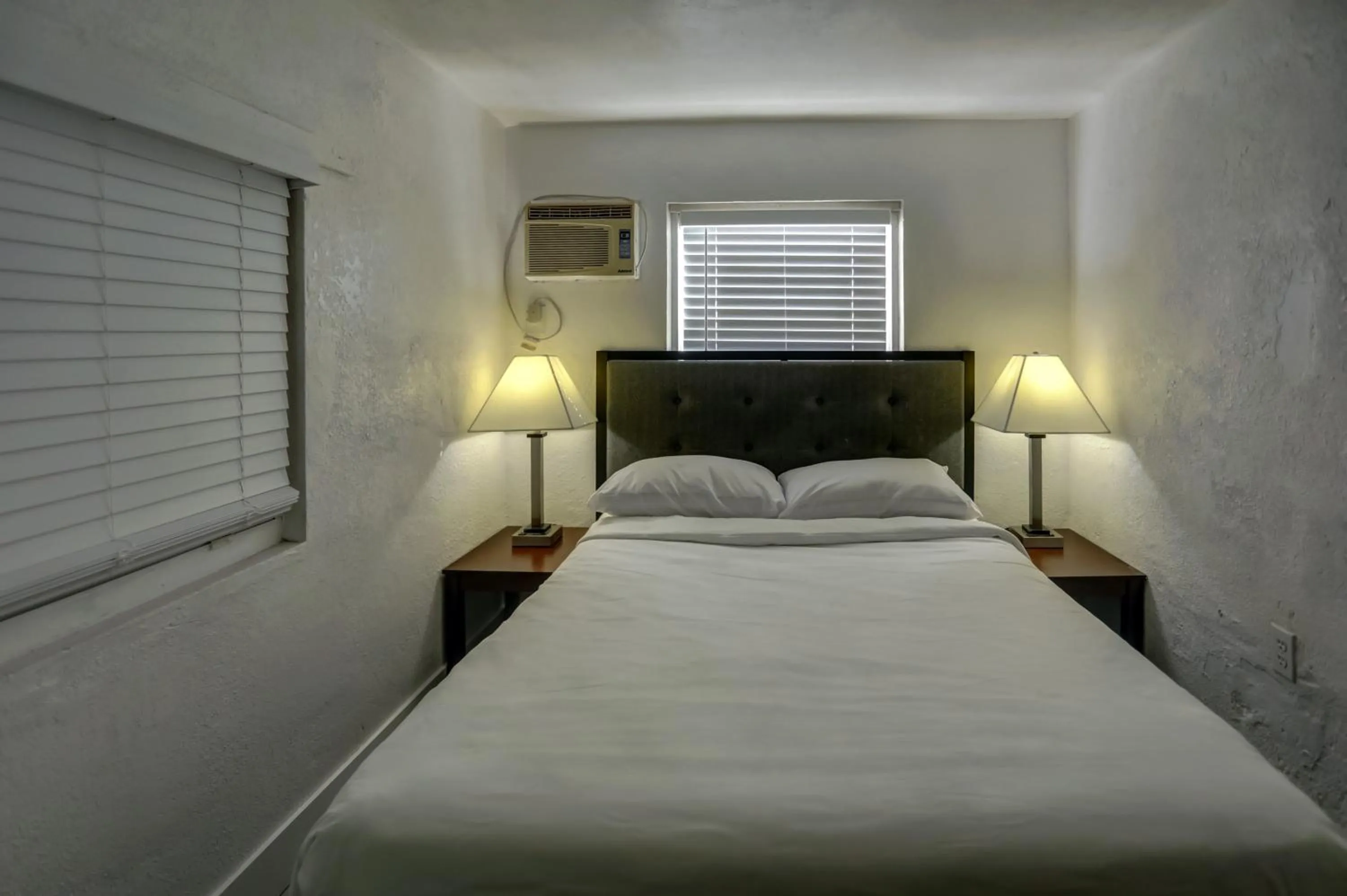 Bed in Beach and Town Motel