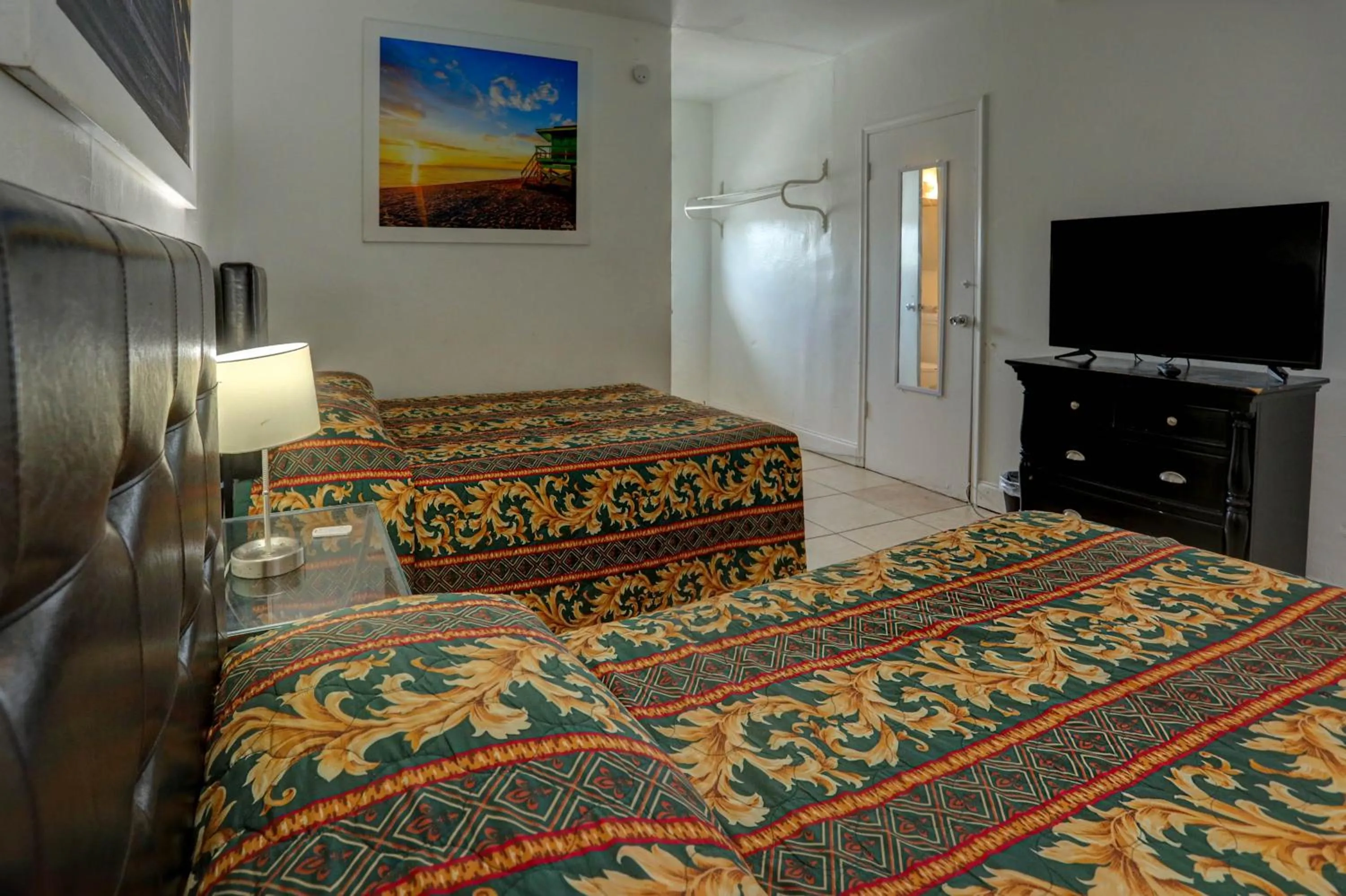 Bed in Beach and Town Motel