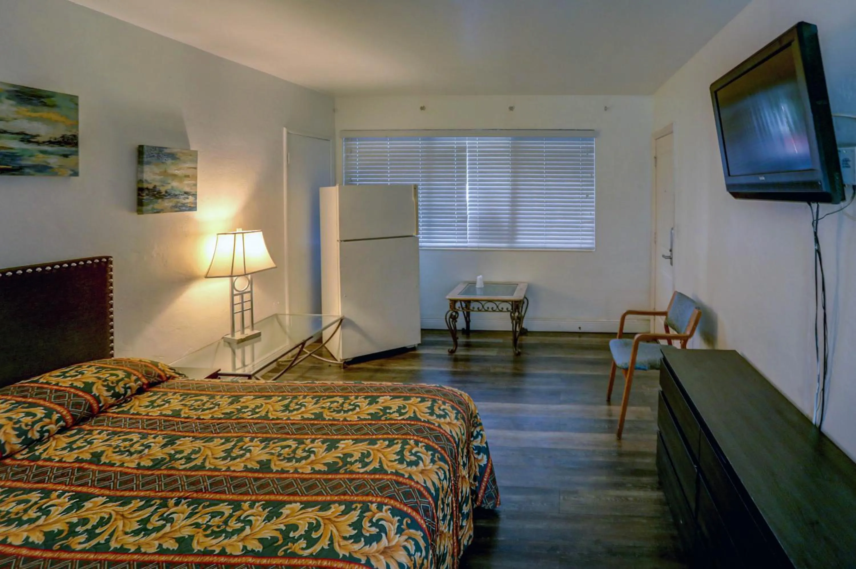 Bed in Beach and Town Motel