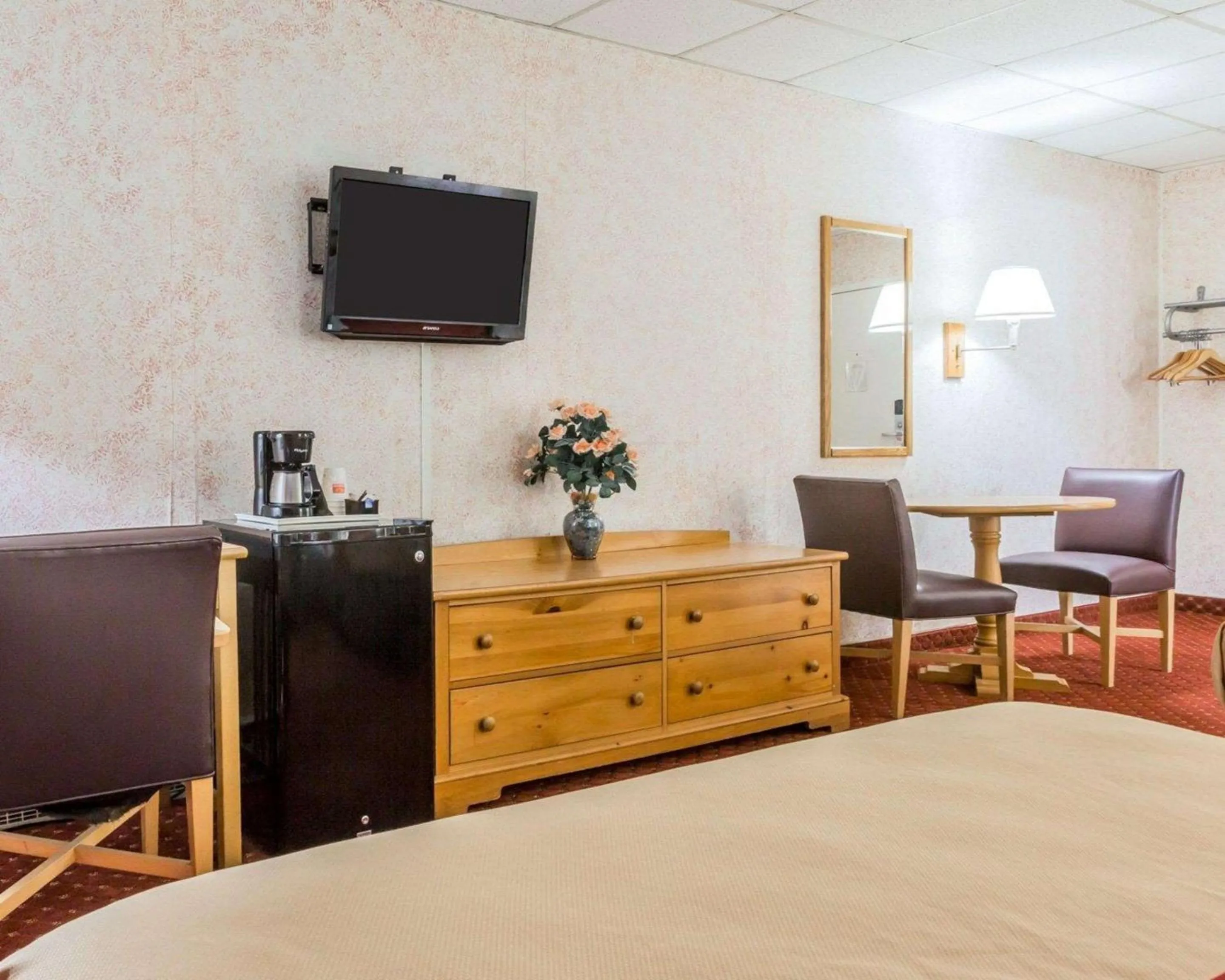 Photo of the whole room, TV/Entertainment Center in Econo Lodge Stewart International Airport