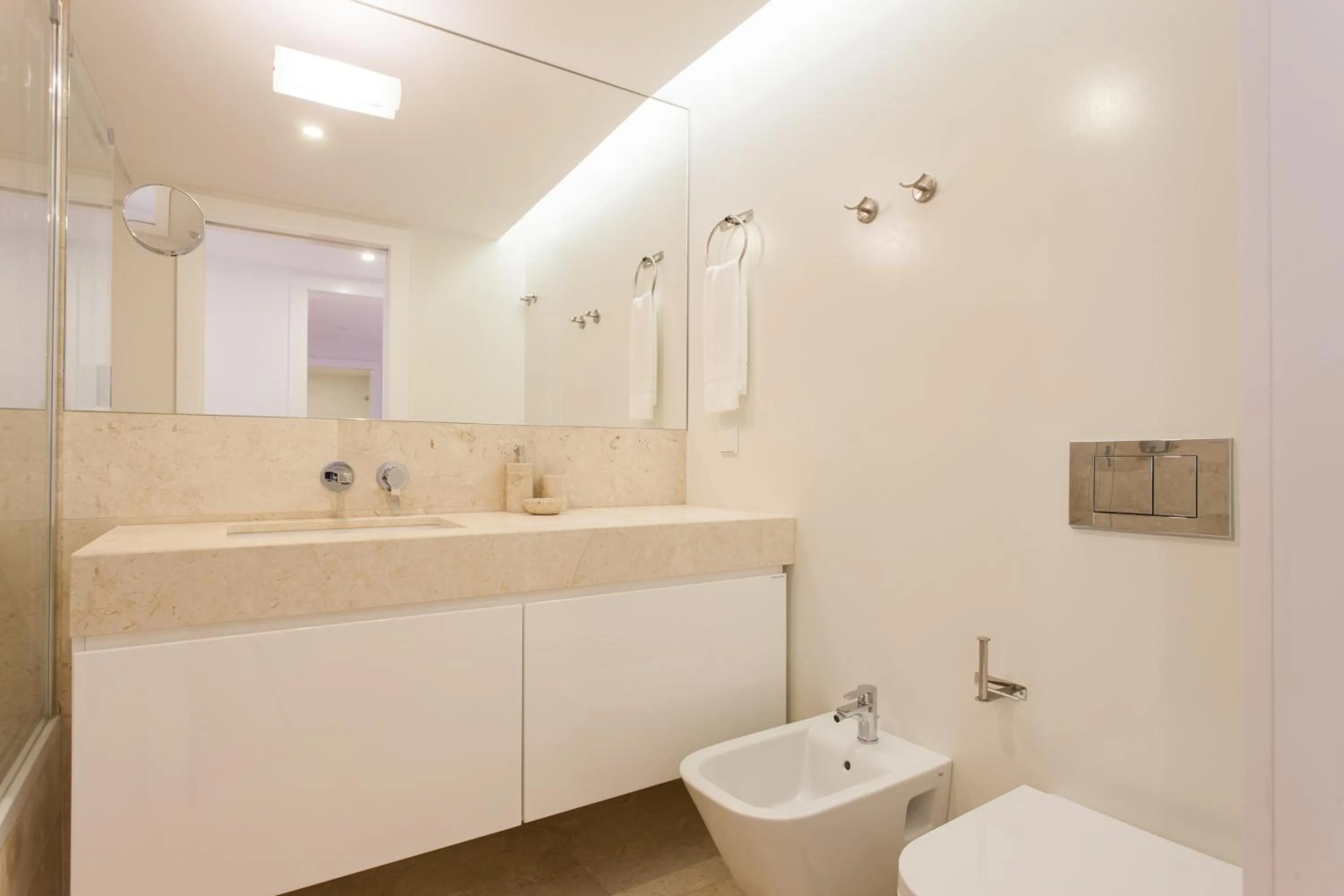 Bathroom in Mouraria Blue Three-Bedroom Apartment w/ Parking - by LU Holidays
