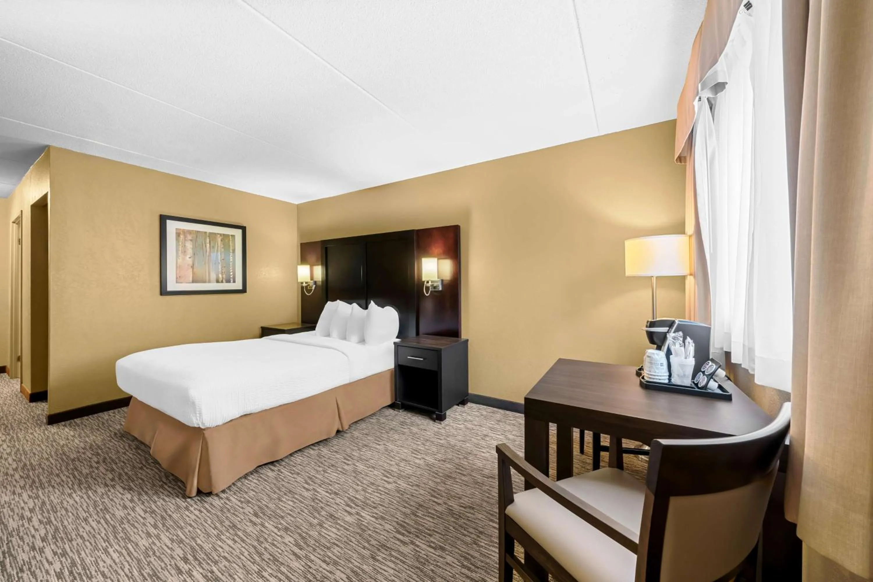 Bedroom, Bed in Best Western Plus Mariposa Inn & Conference Centre