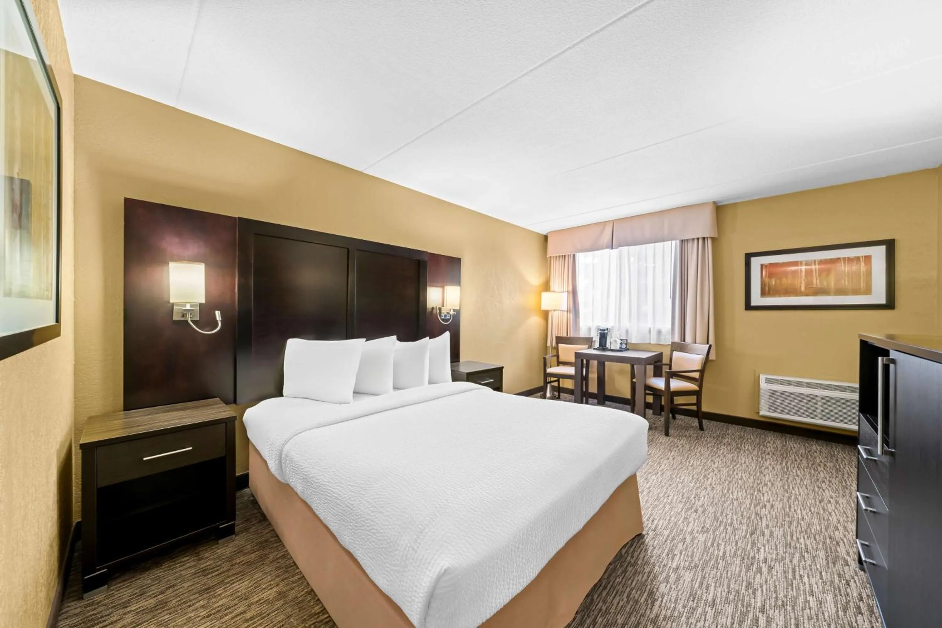 Bedroom, Bed in Best Western Plus Mariposa Inn & Conference Centre