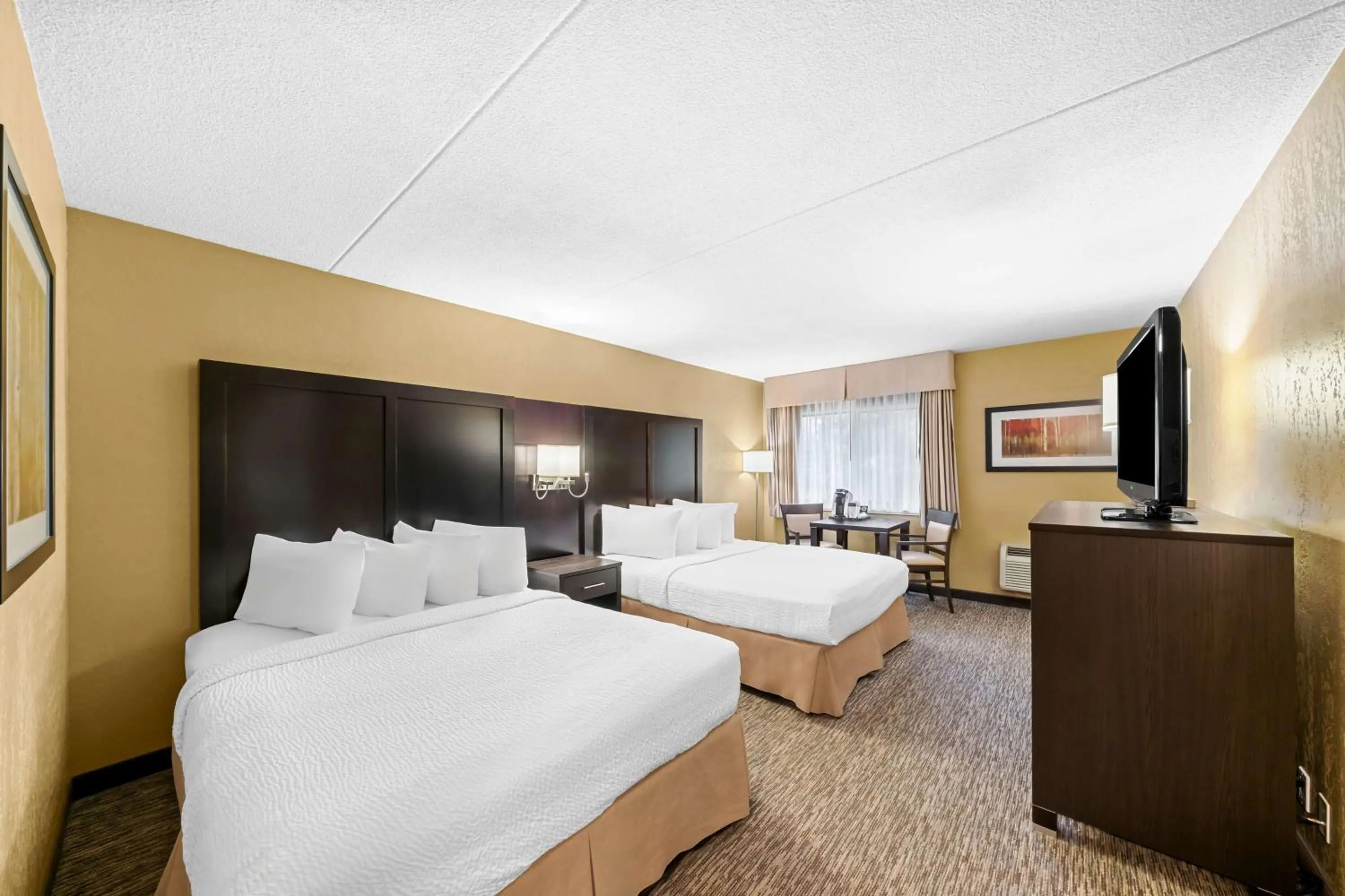 Bedroom, Bed in Best Western Plus Mariposa Inn & Conference Centre