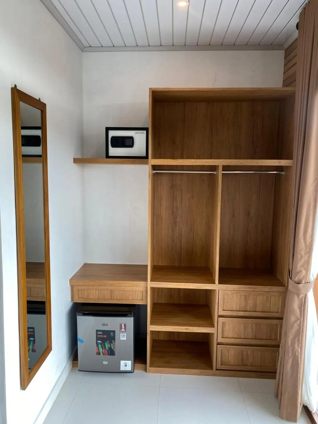 wardrobe in Hotel Arsa Santhi Nusa Penida