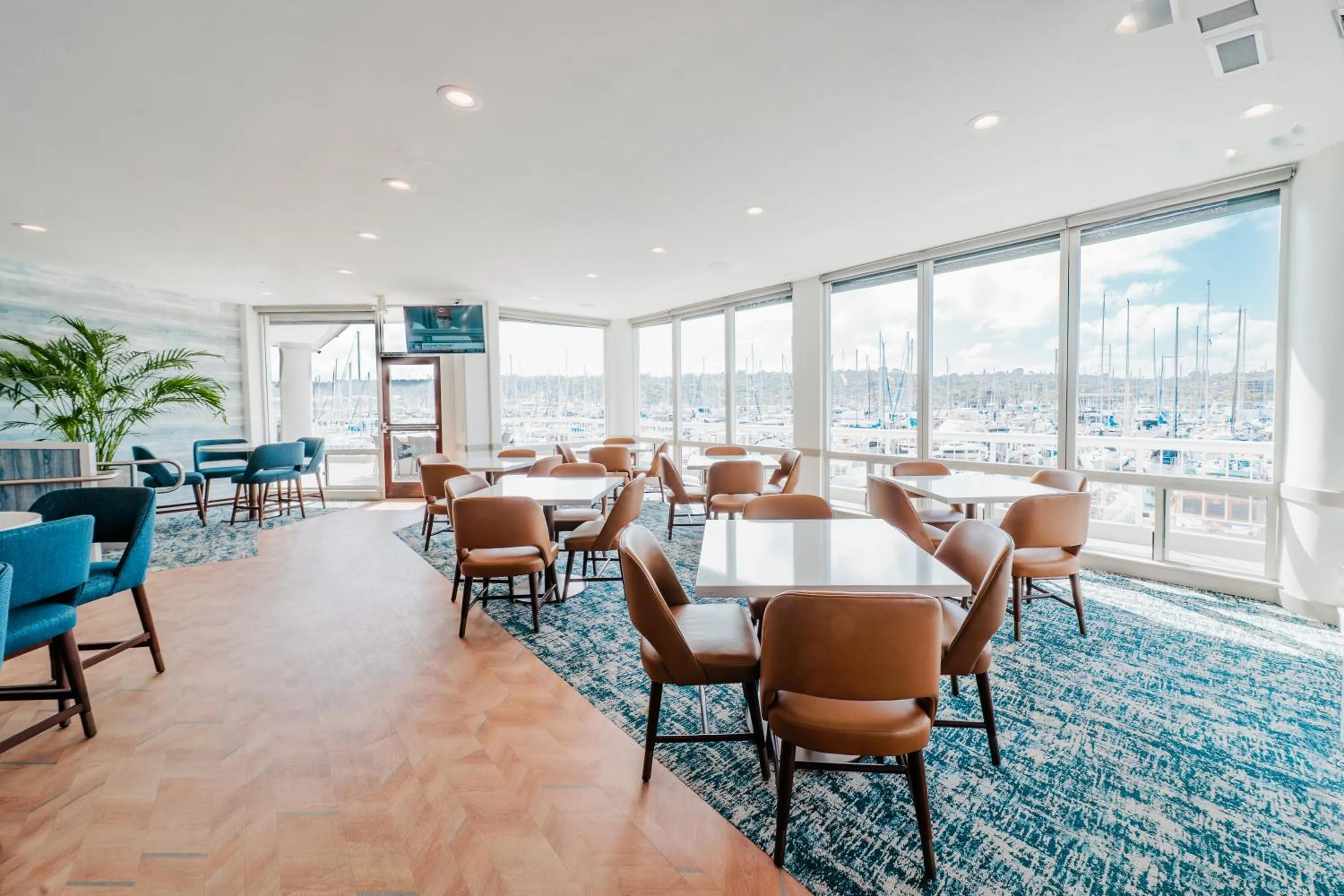 Restaurant/places to eat in Bay Club Hotel and Marina