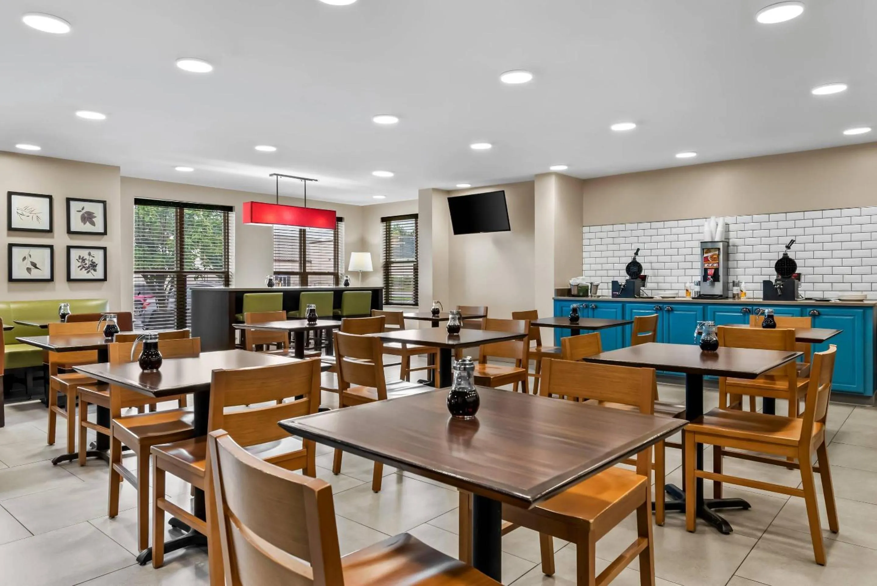 Breakfast in Country Inn & Suites by Radisson, Chambersburg, PA