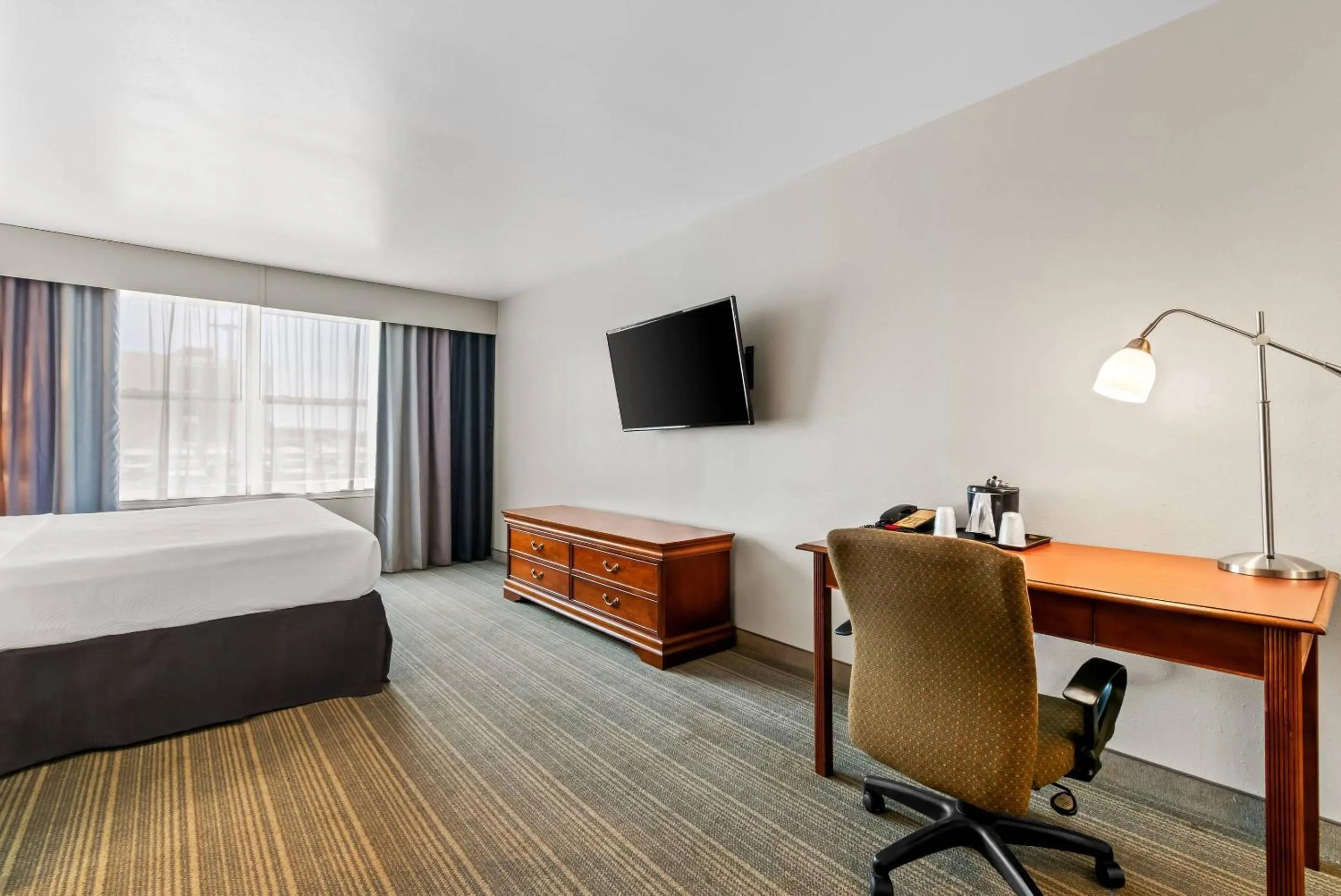 Bedroom, Bed in Country Inn & Suites by Radisson, Chambersburg, PA
