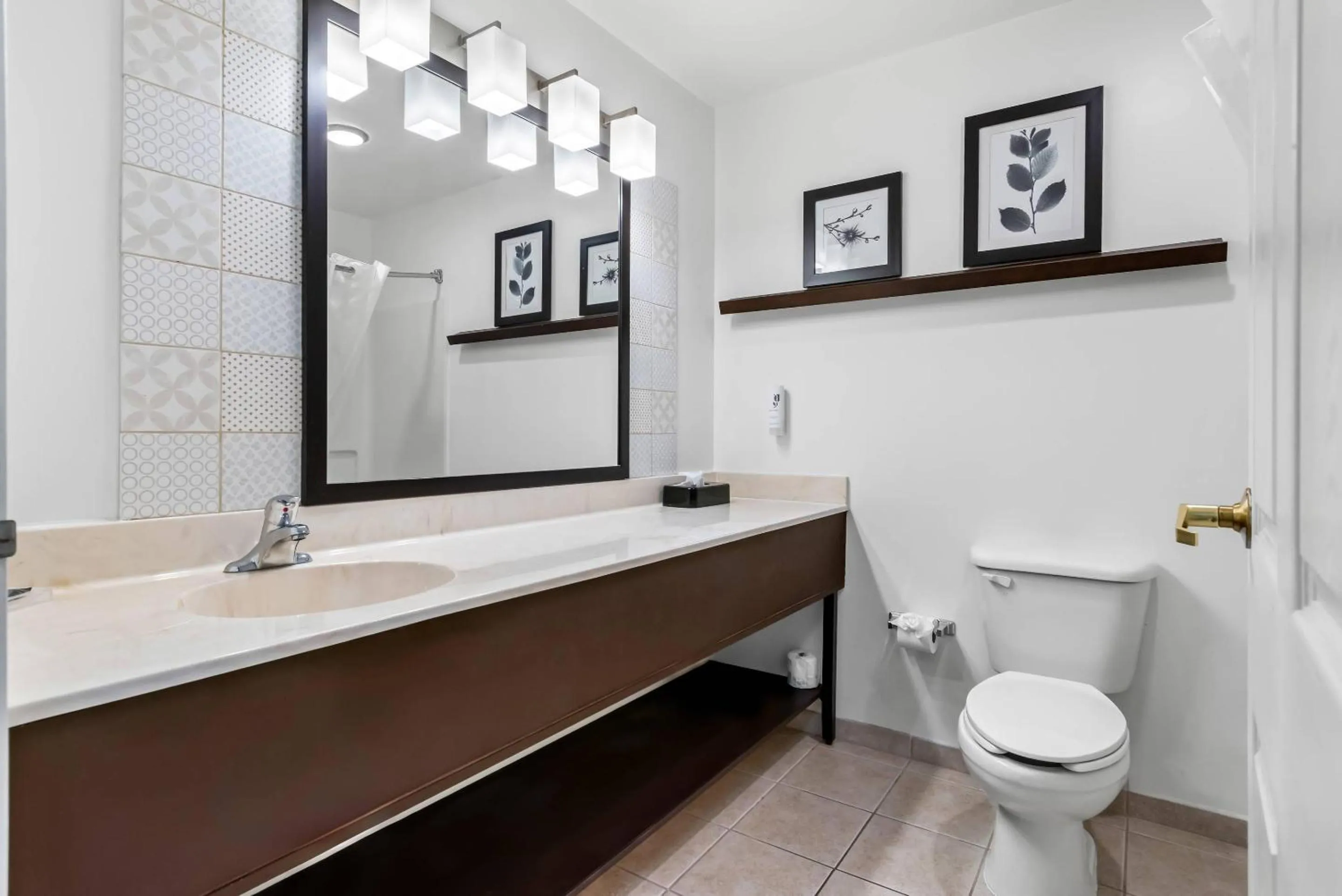 Bedroom in Country Inn & Suites by Radisson, Chambersburg, PA