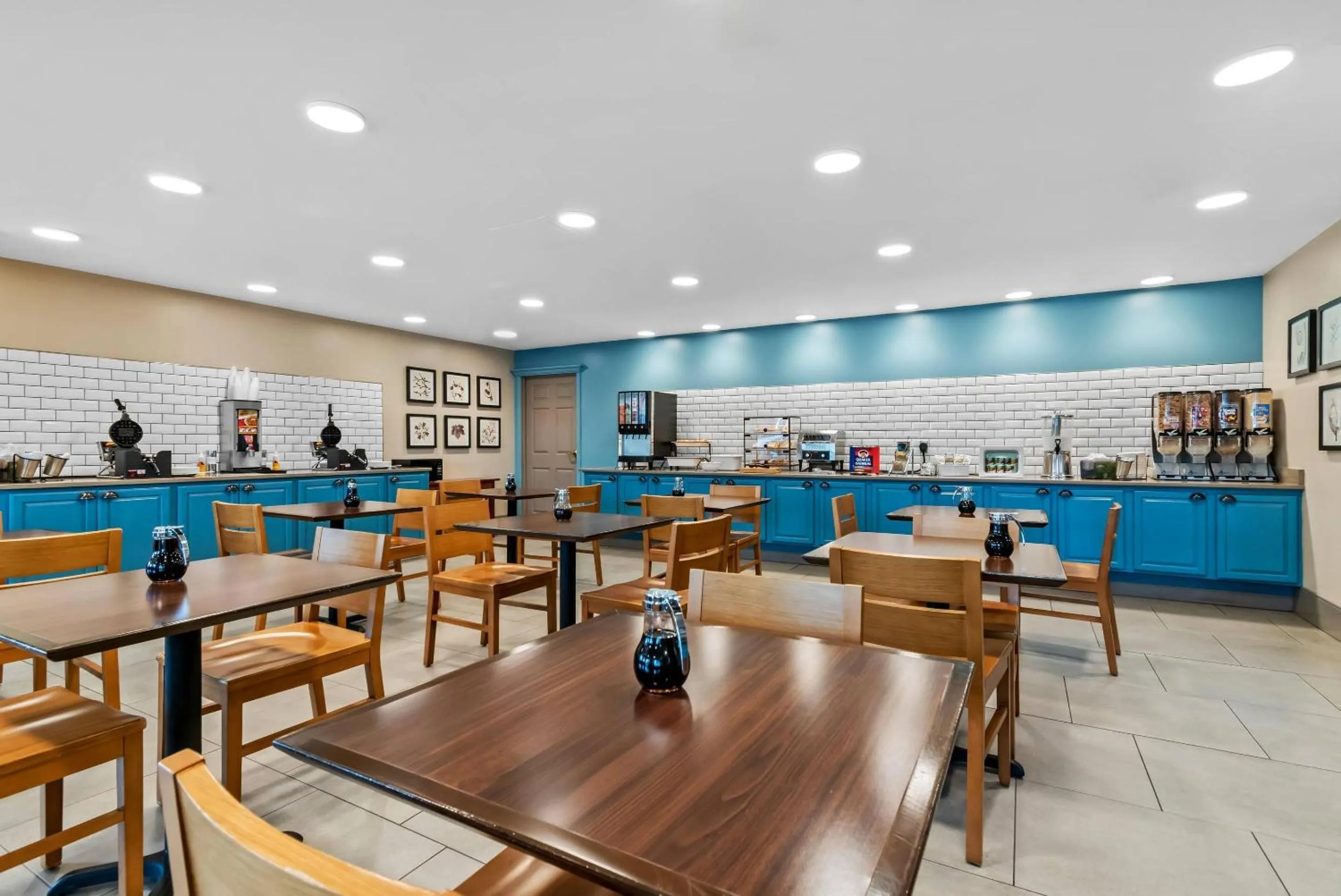 Breakfast in Country Inn & Suites by Radisson, Chambersburg, PA