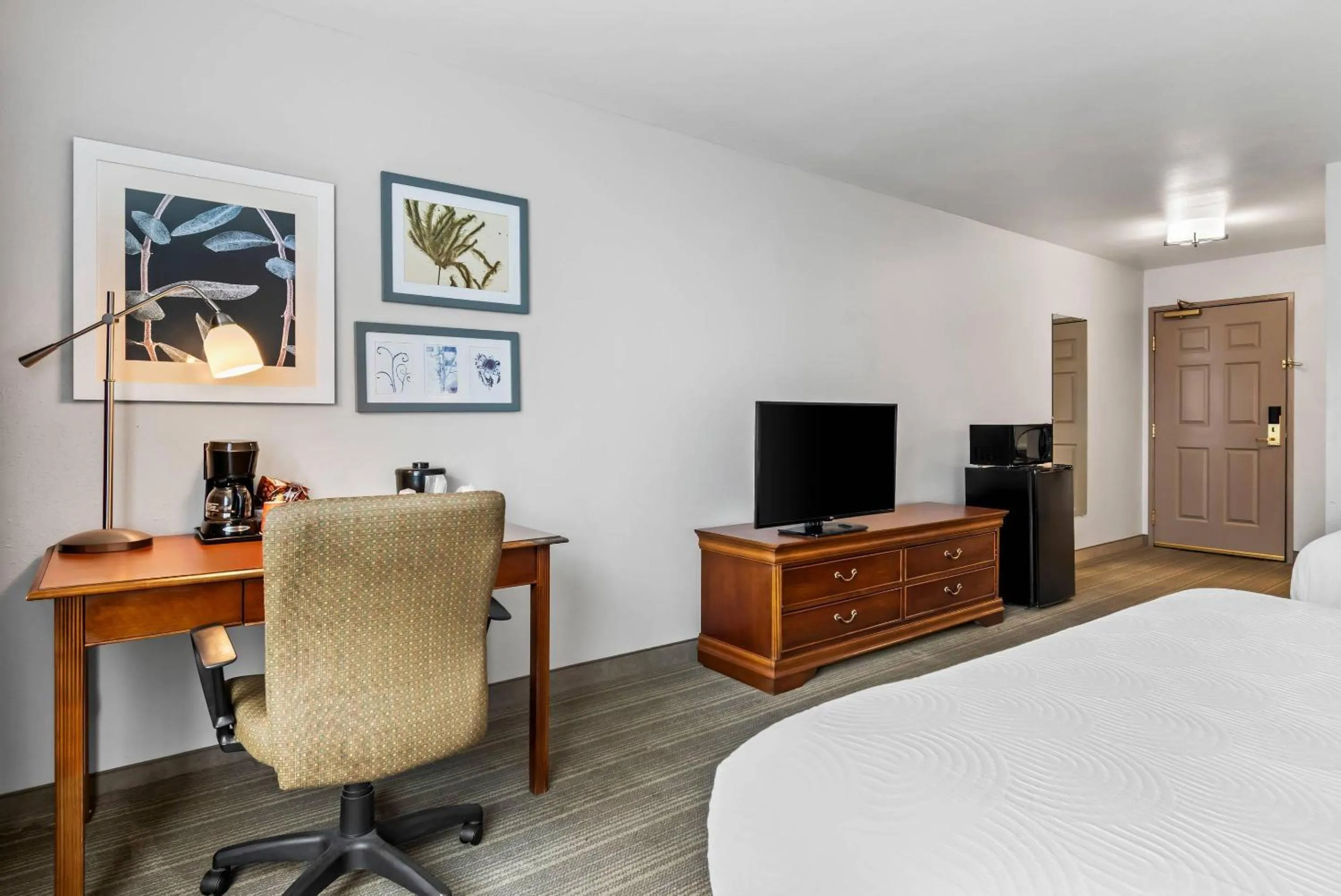Bedroom, Bed in Country Inn & Suites by Radisson, Chambersburg, PA