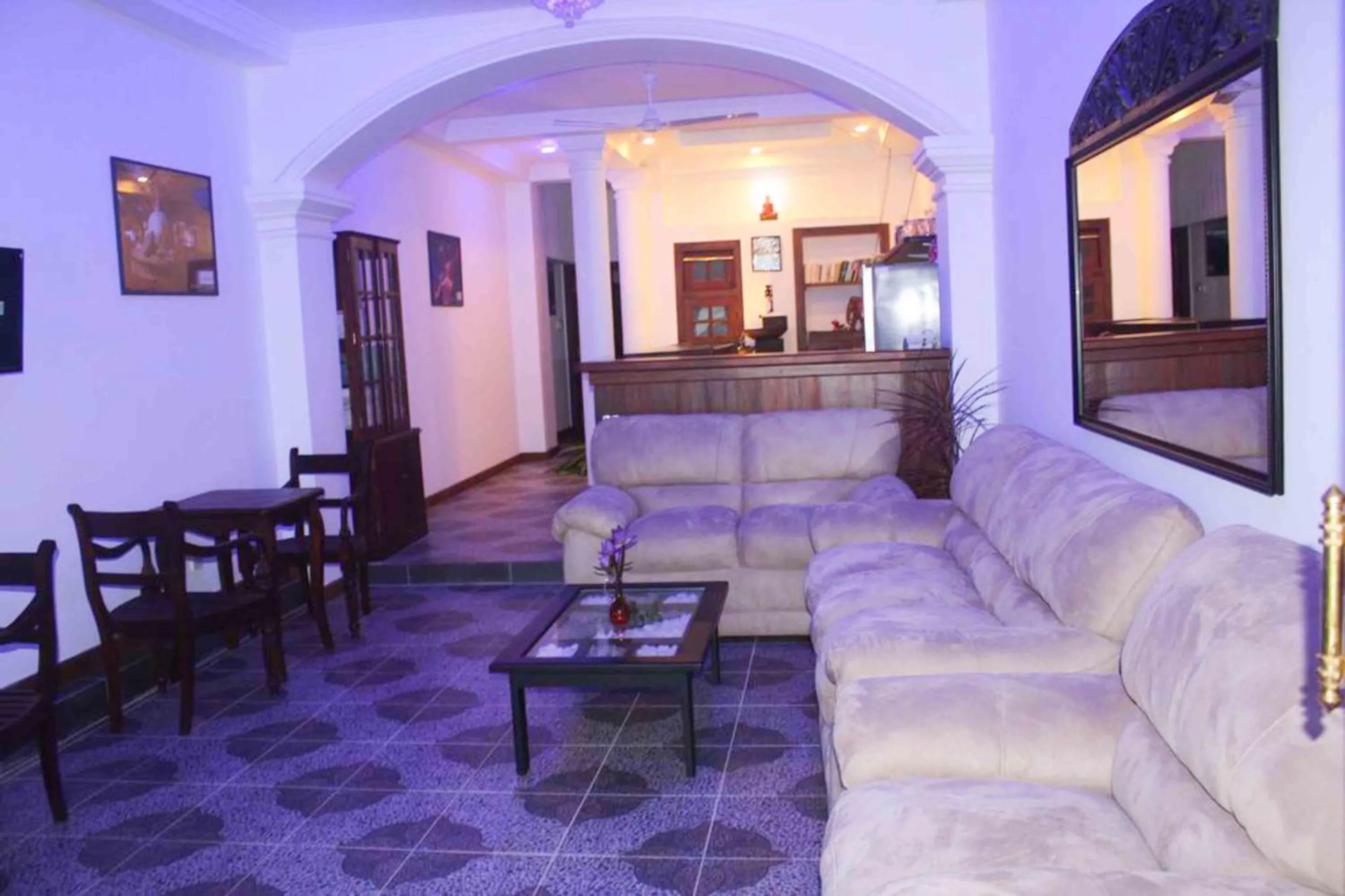 Communal lounge/ TV room in Dream Villa Galle Fort