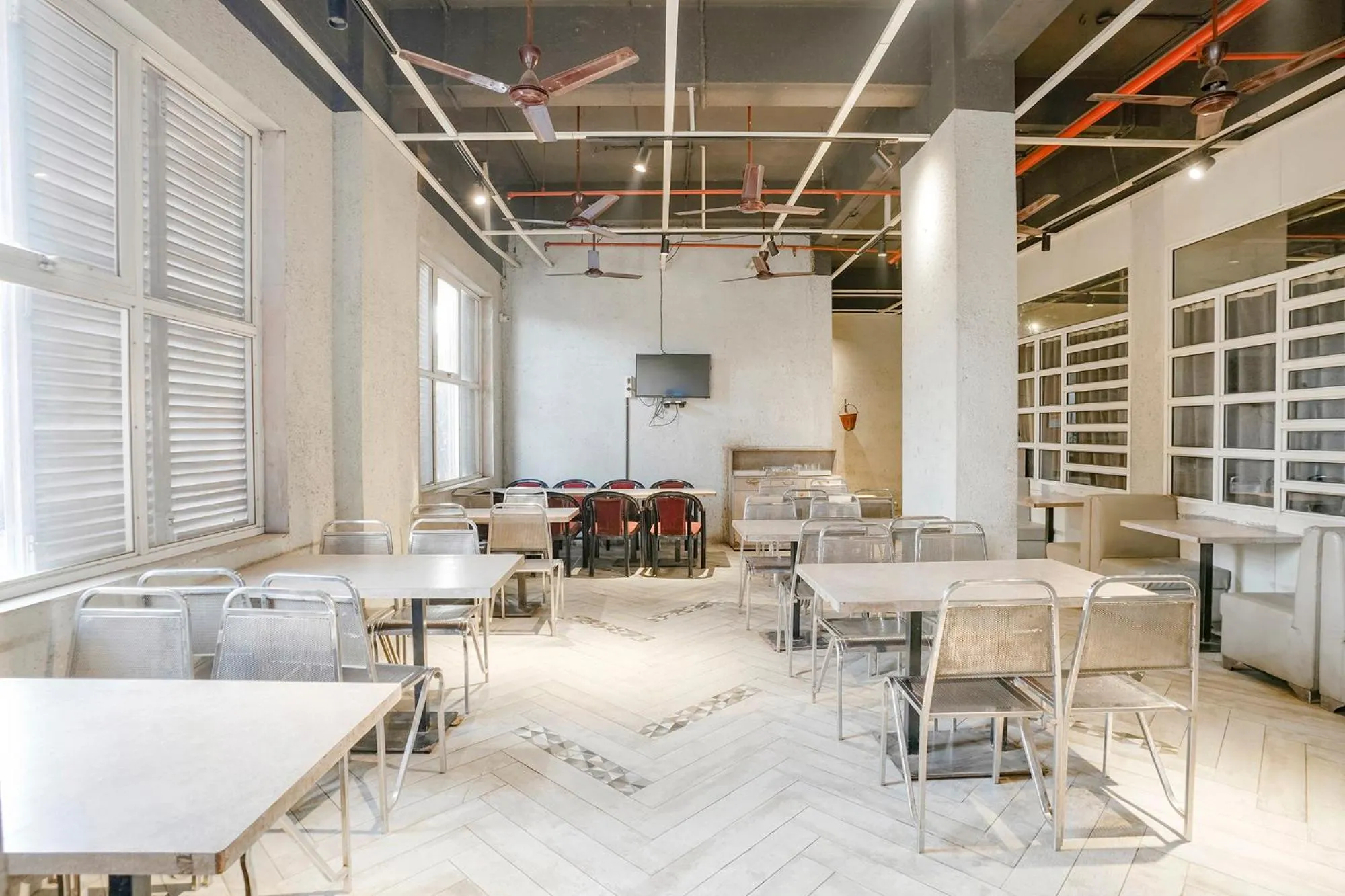 Restaurant/places to eat in Hotel Mahadev Residency - Dapode, Bhiwandi