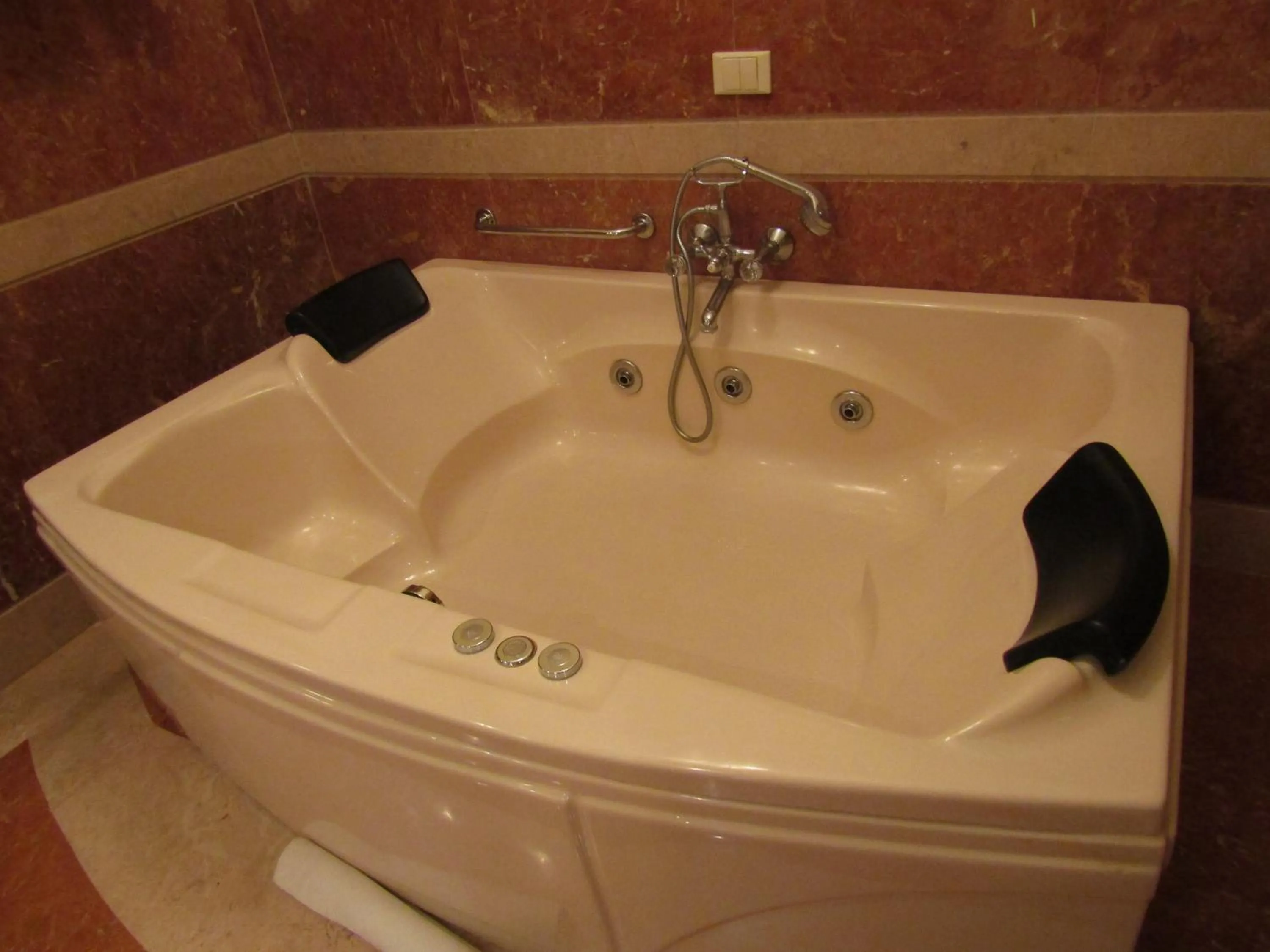 Hot Tub in The LaLiT Golf & Spa Resort Goa