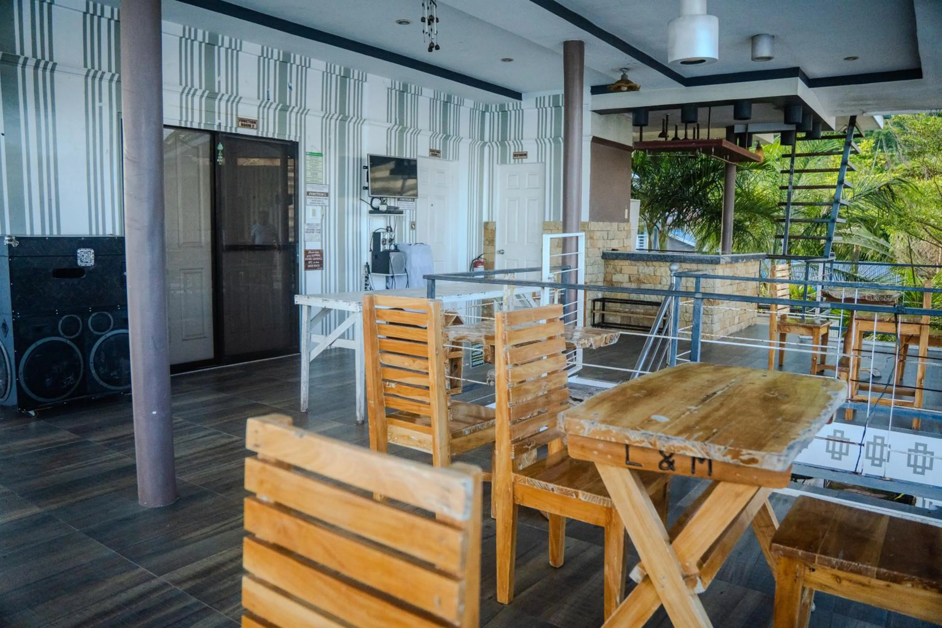 L & M Hearthstones Lodge