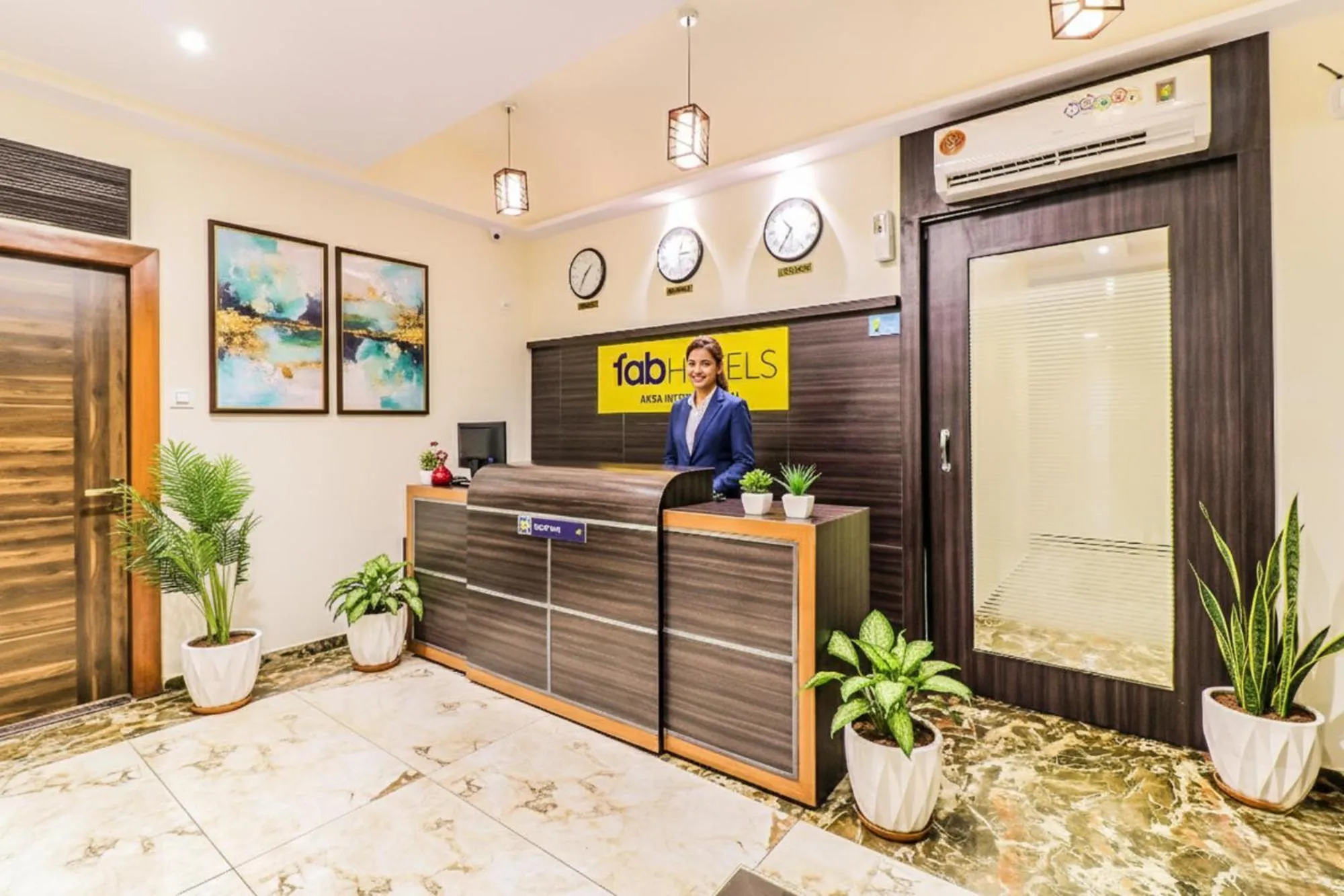 Lobby or reception in FabHotel Aksa International - Nr Mumbai International Airport