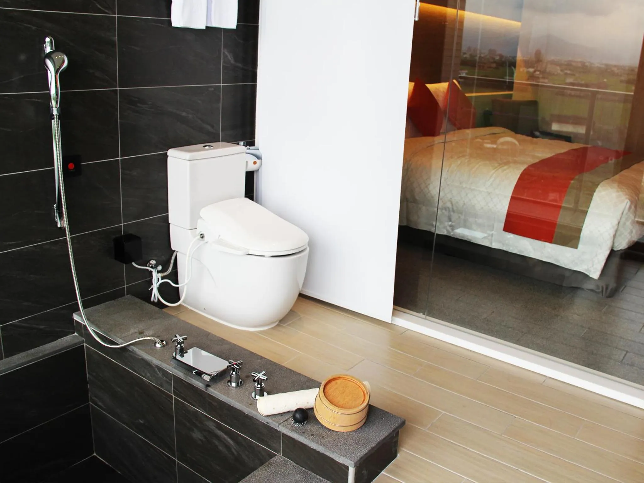 Bathroom, Bed in Dancewoods Hotel