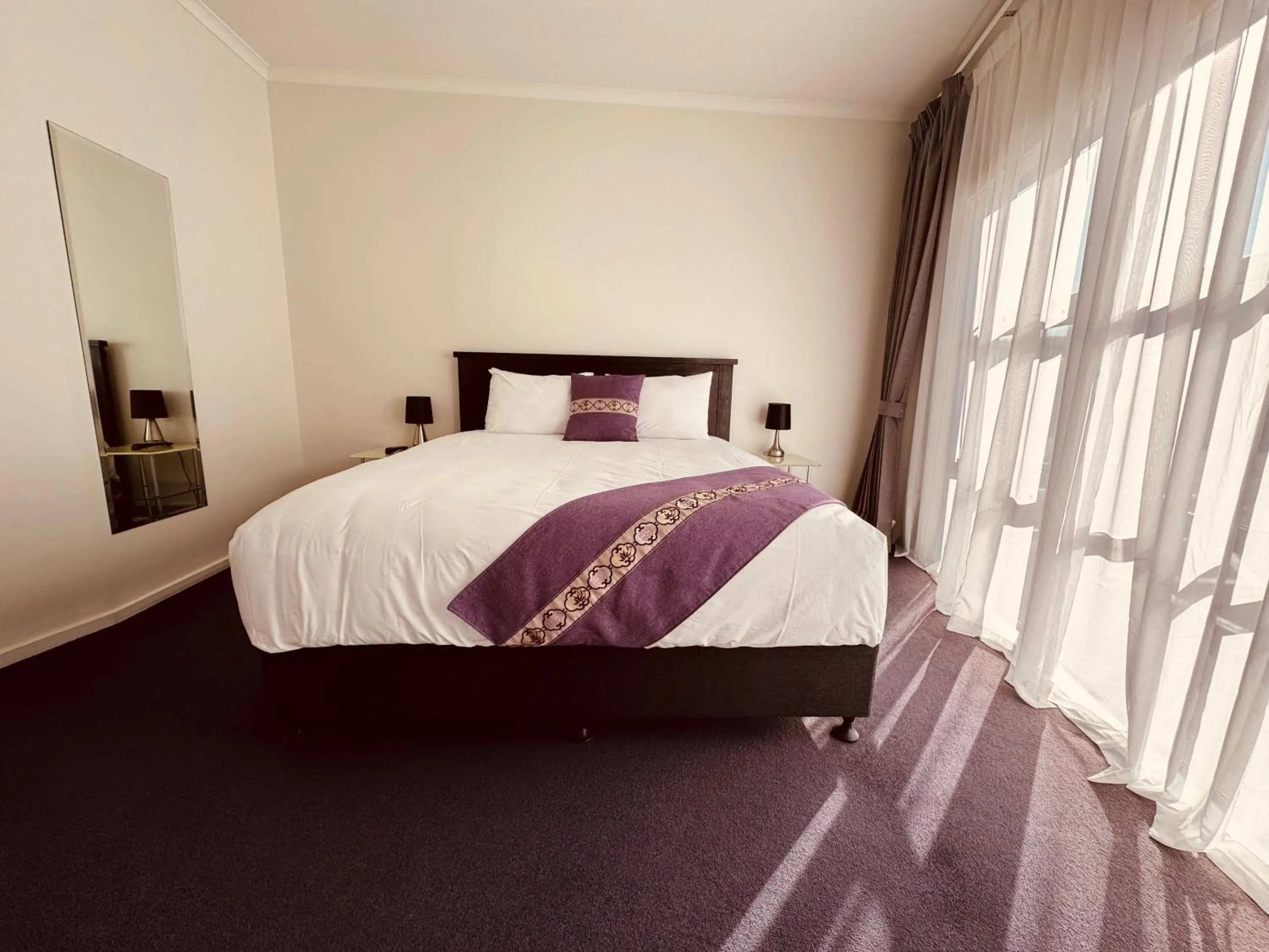 Bed in Amethyst Court Motor Lodge