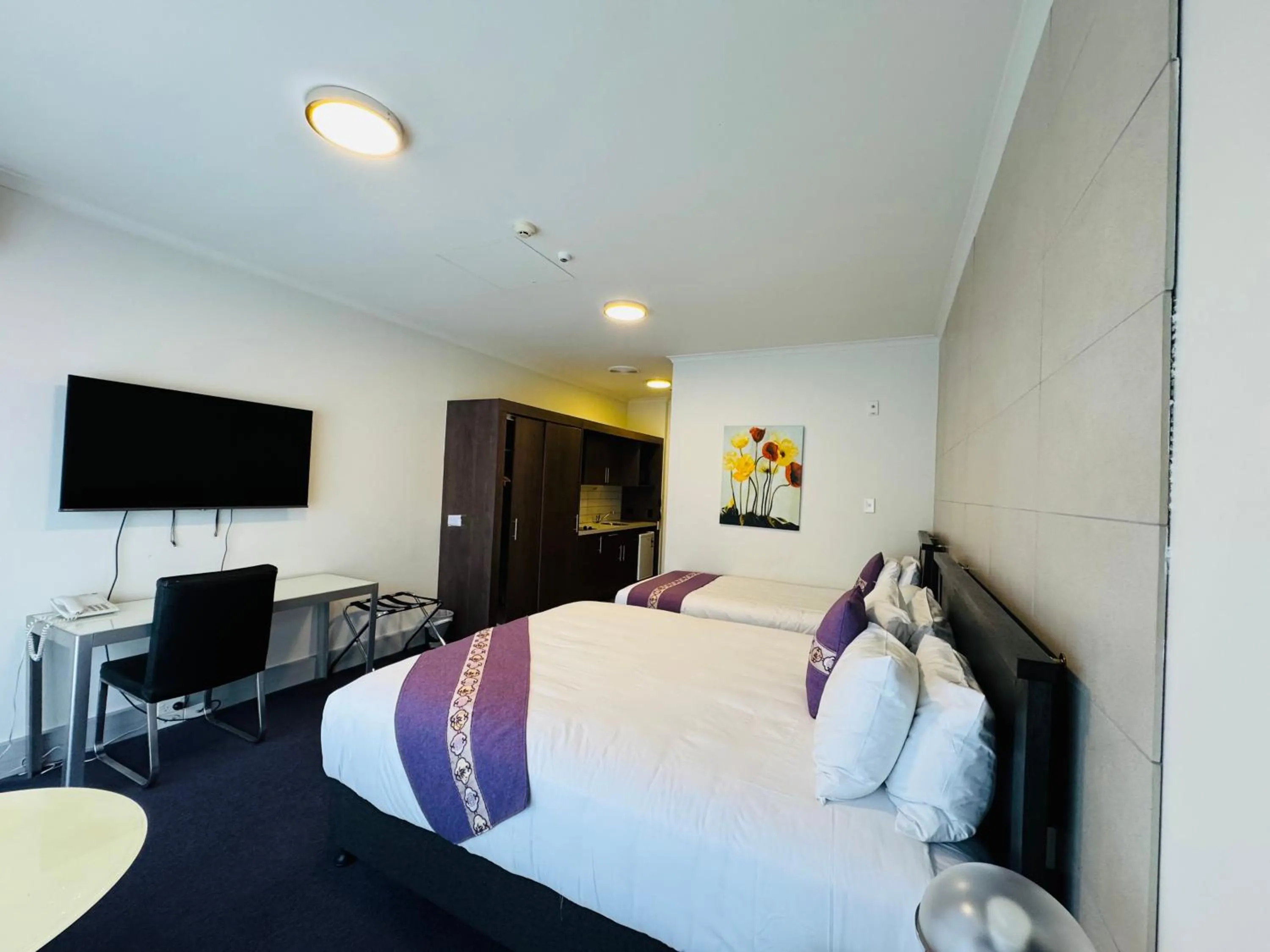 Bed in Amethyst Court Motor Lodge