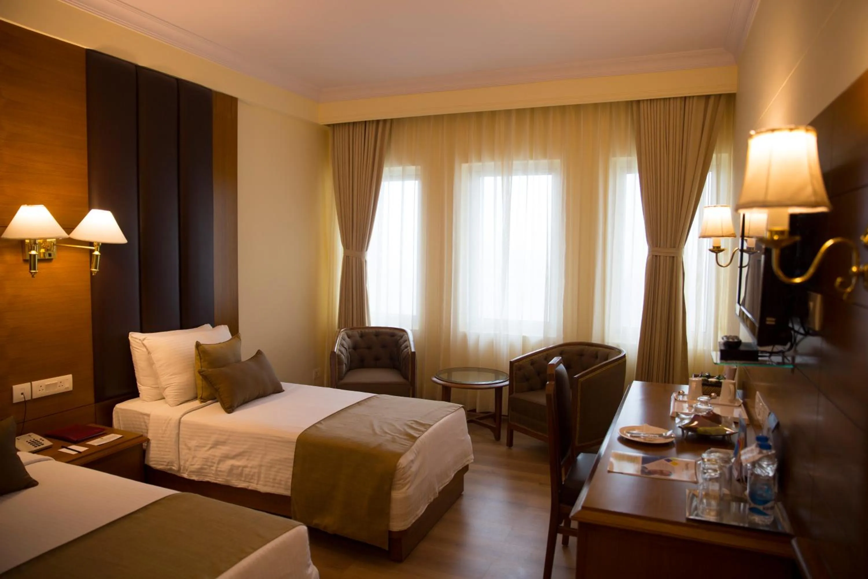 Photo of the whole room, Bed in Peerless Hotel Kolkata