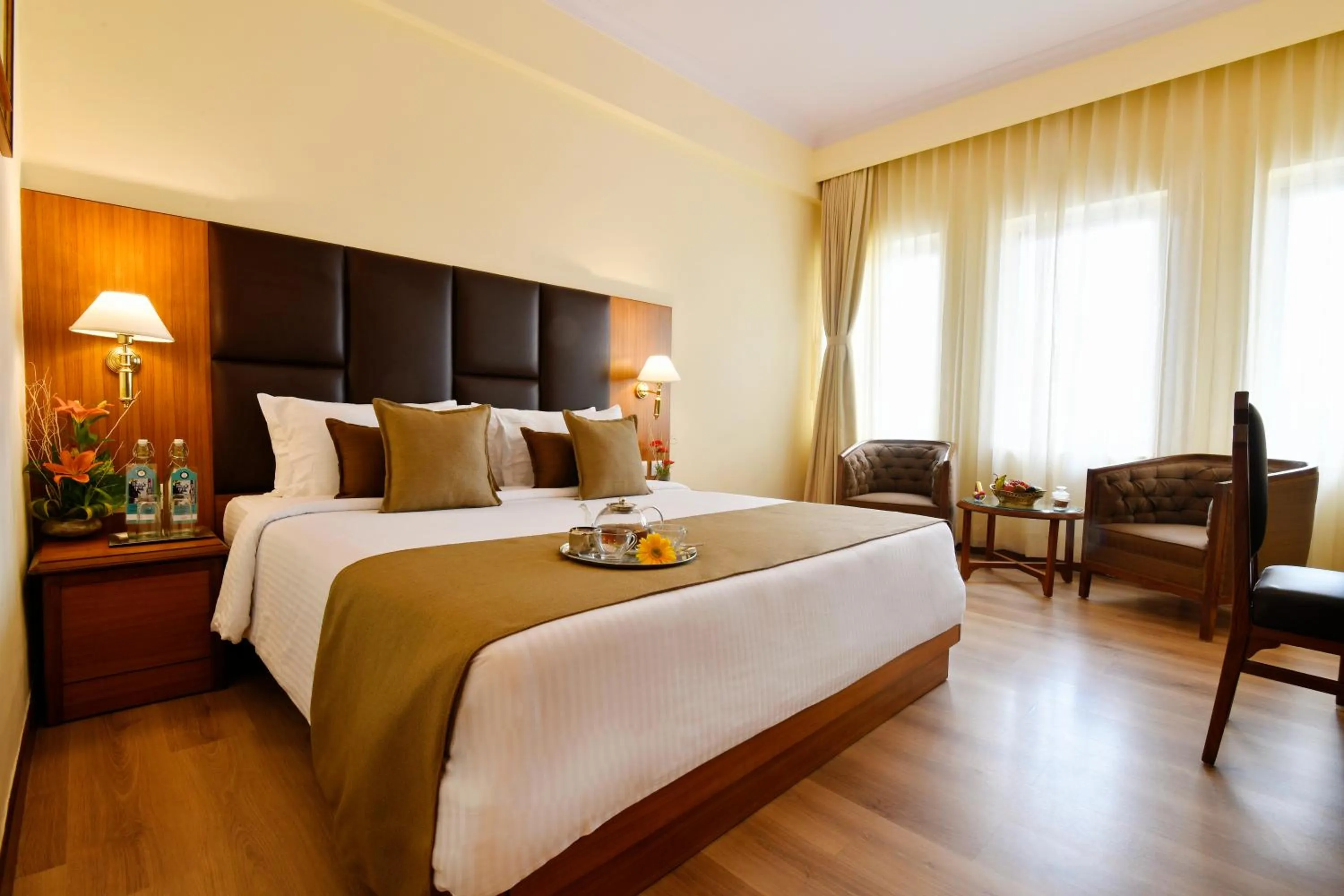 Photo of the whole room, Bed in Peerless Hotel Kolkata