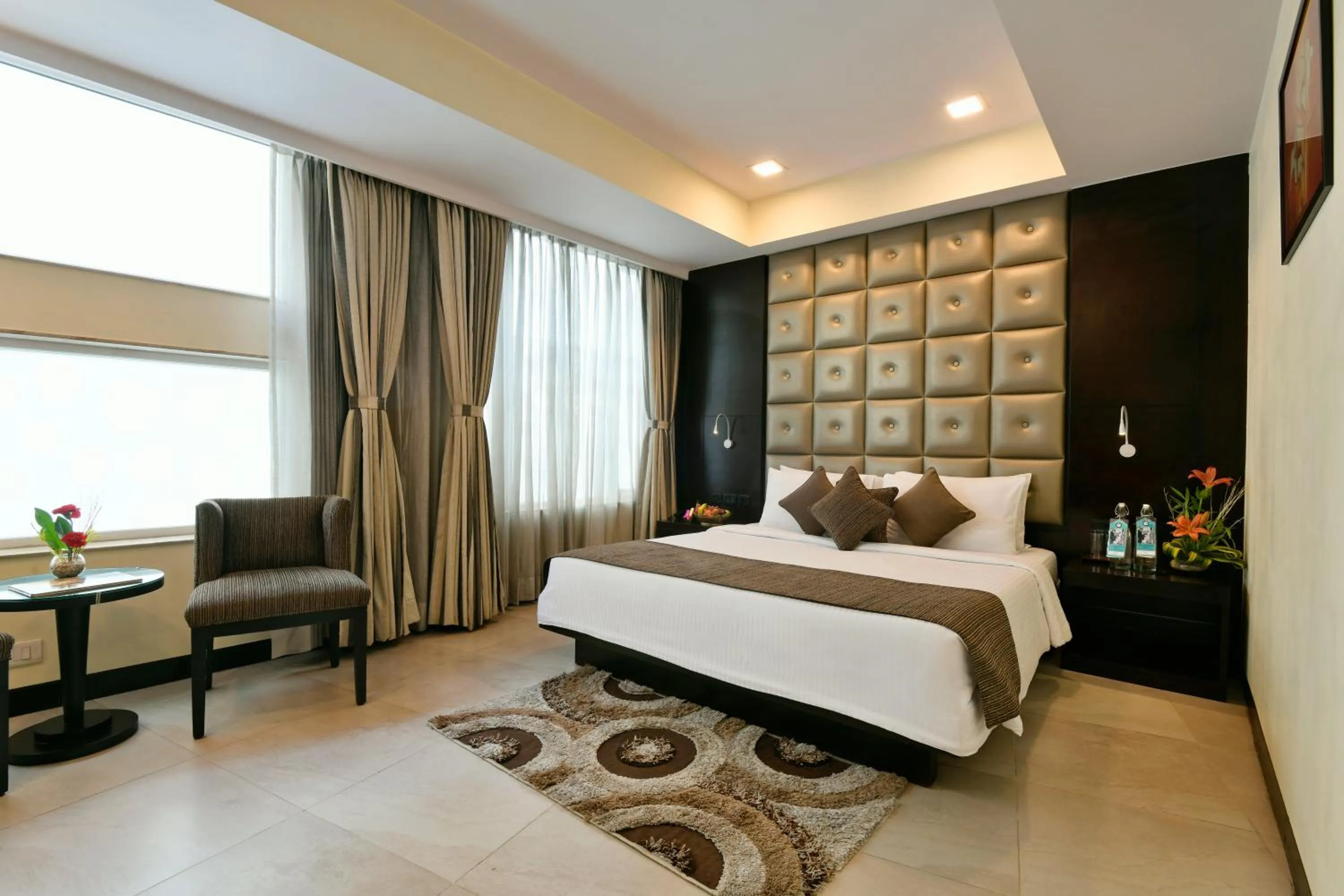 View (from property/room), Bed in Peerless Hotel Kolkata