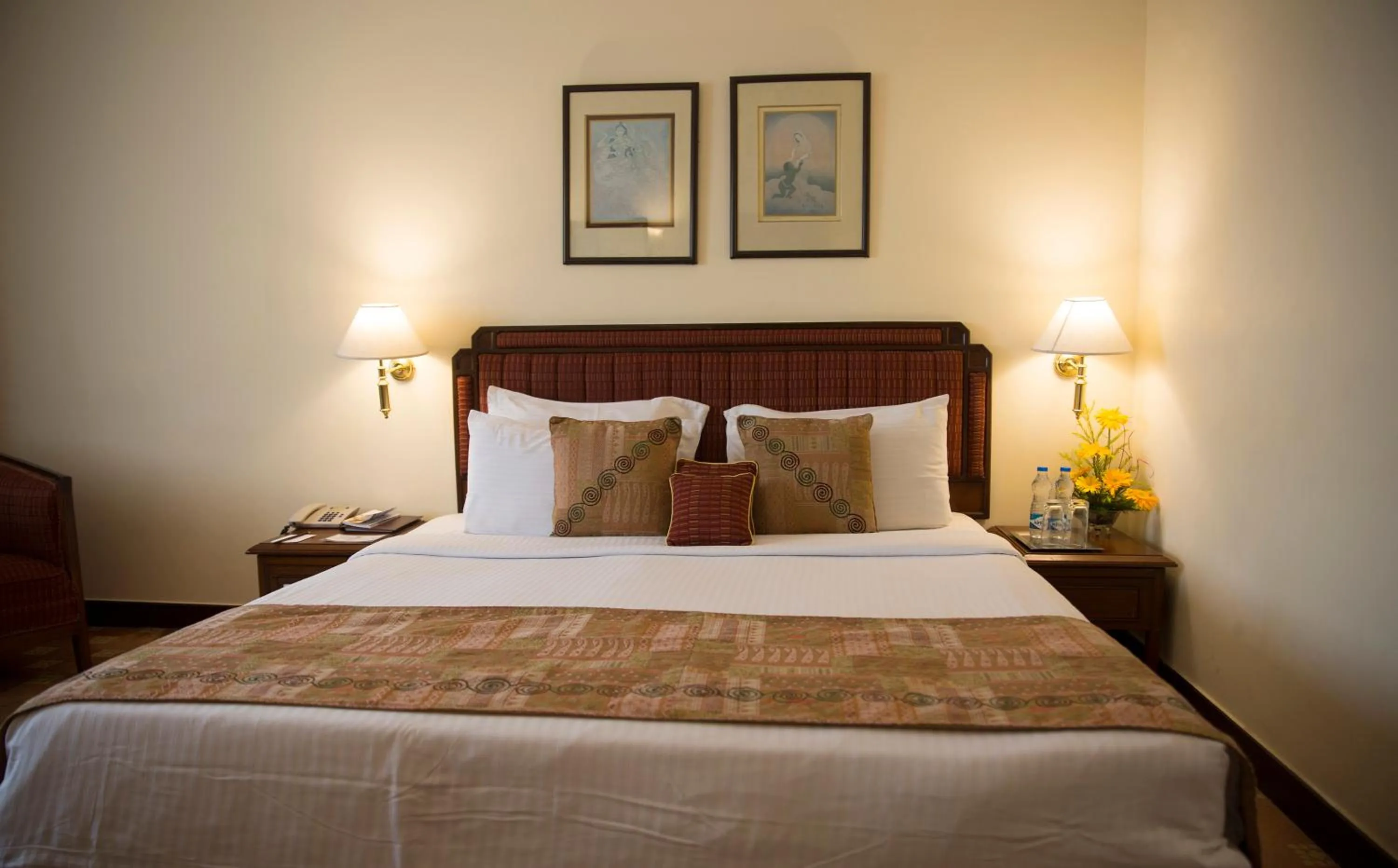 Bedroom, Bed in Peerless Hotel Kolkata