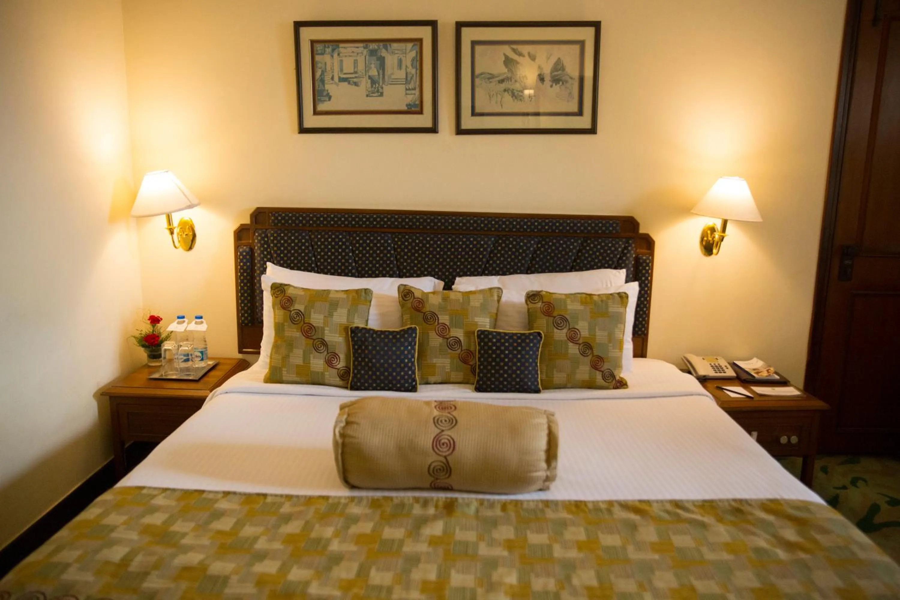 Bedroom, Bed in Peerless Hotel Kolkata