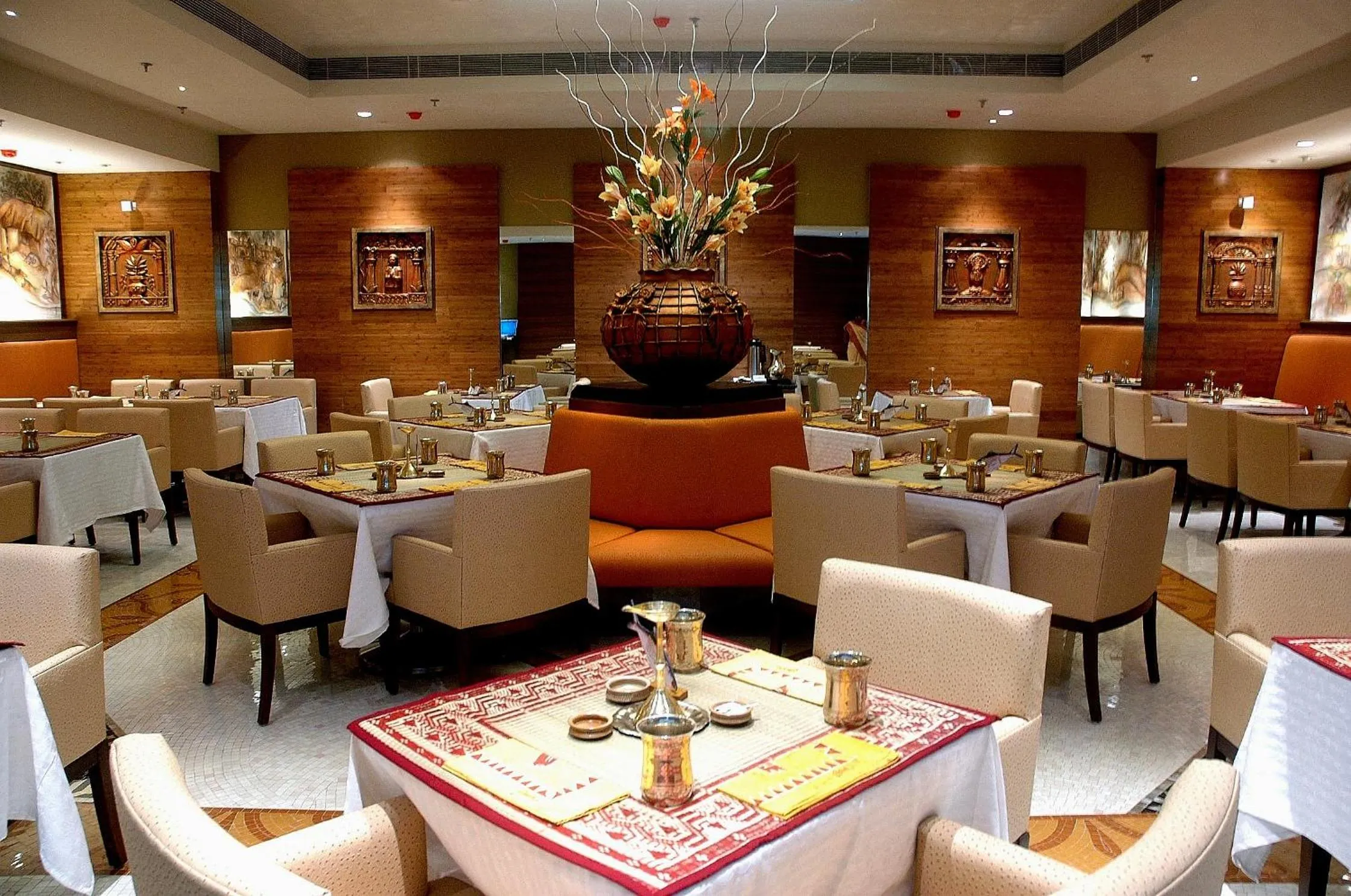 Restaurant/places to eat in Peerless Hotel Kolkata