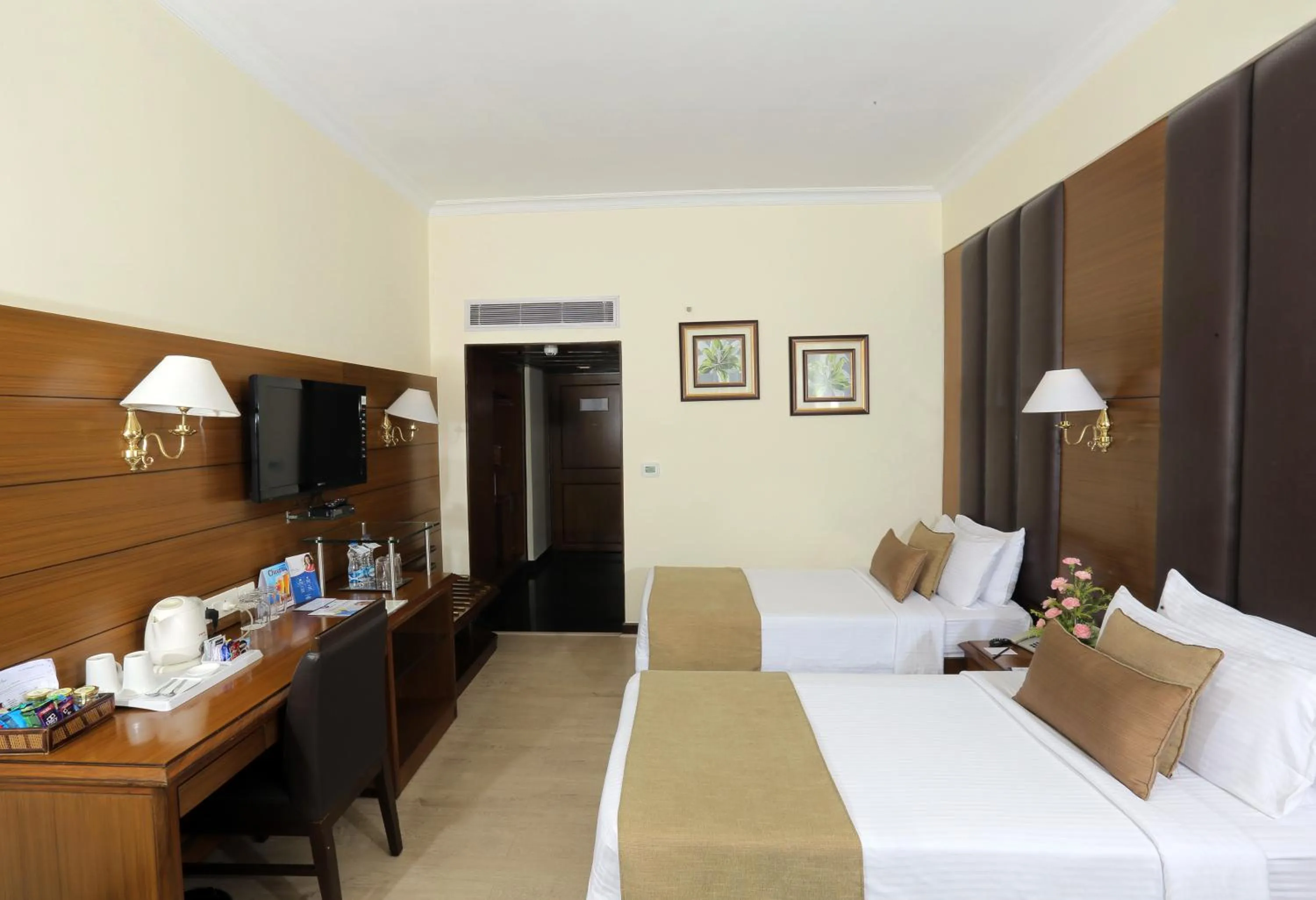 Photo of the whole room, Bed in Peerless Hotel Kolkata