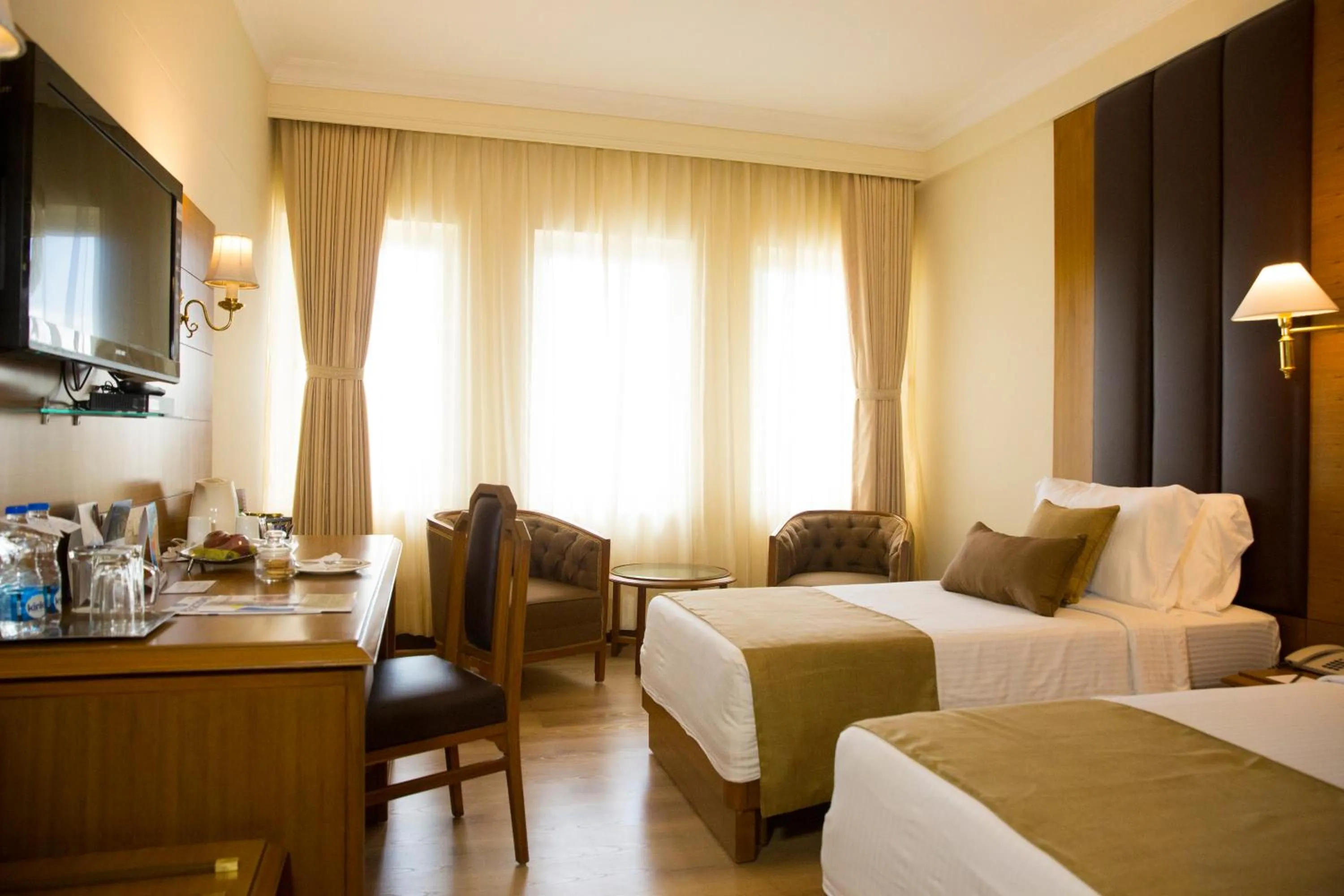 Photo of the whole room, Bed in Peerless Hotel Kolkata